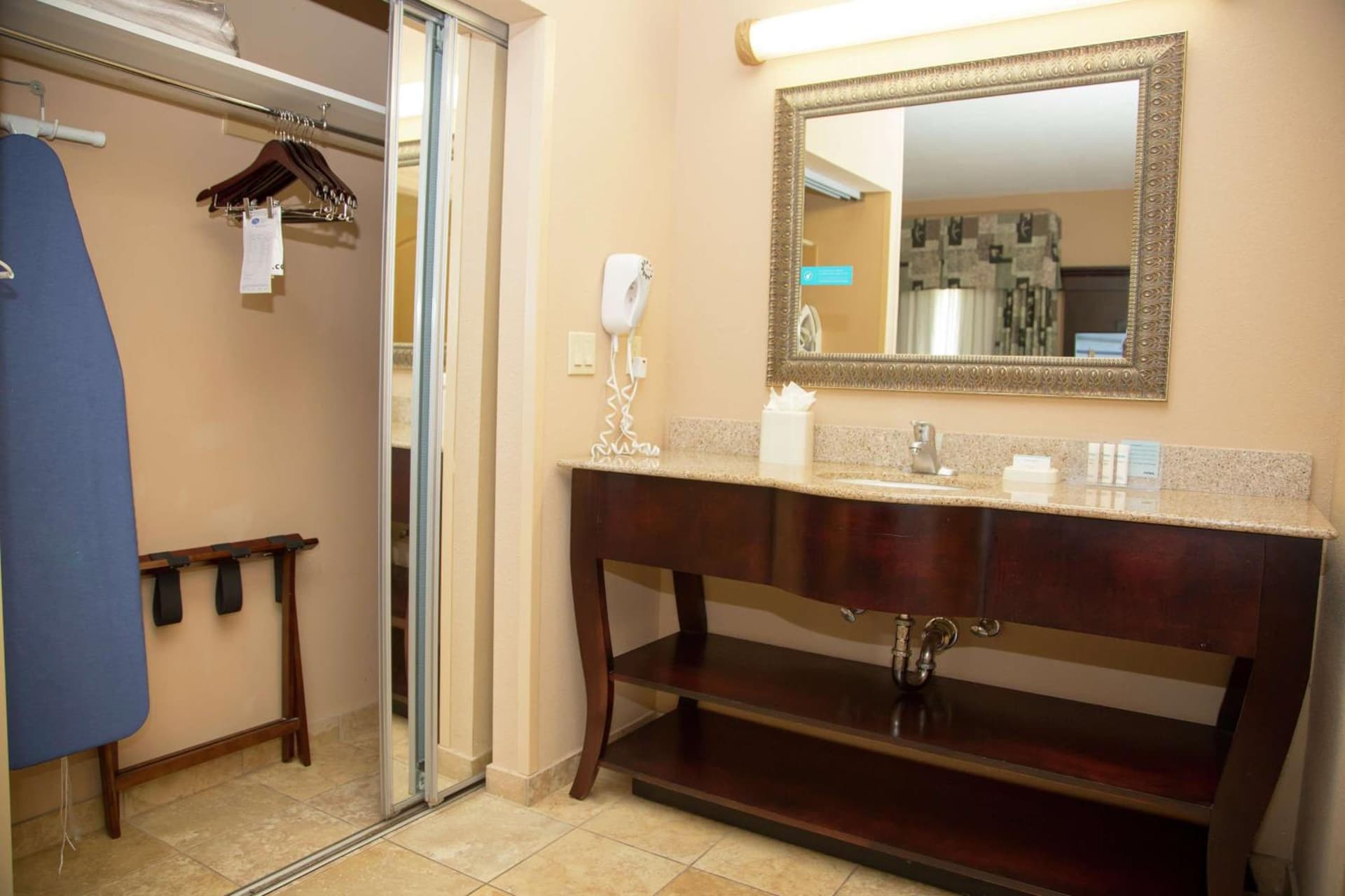 Hampton Inn & Suites Houston Rosenberg gallery photo in Rosenberg, TX — image 12