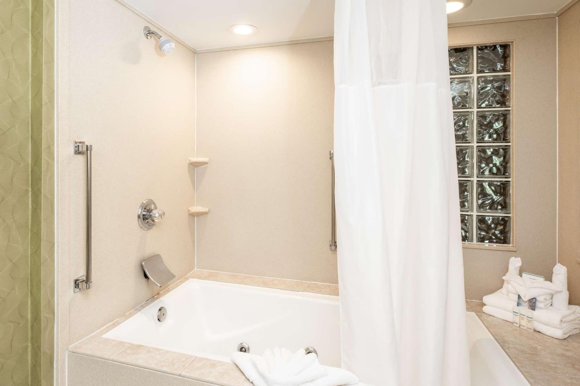 Hampton Inn Winston-Salem Hanes Mall gallery photo in Winston-Salem, NC — image 37