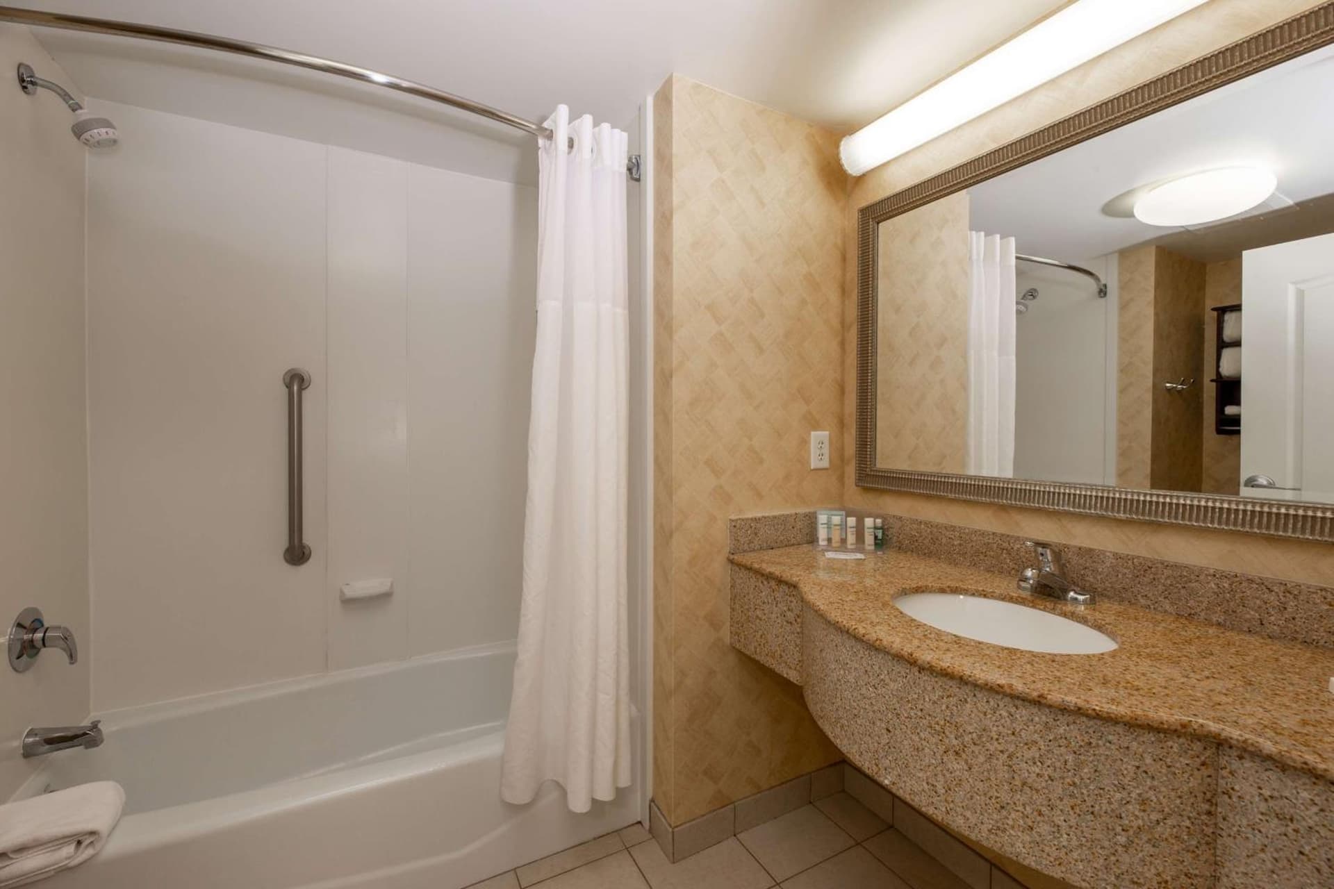 Hampton Inn & Suites Jacksonville Deerwood Park gallery photo in Jacksonville, FL — image 51