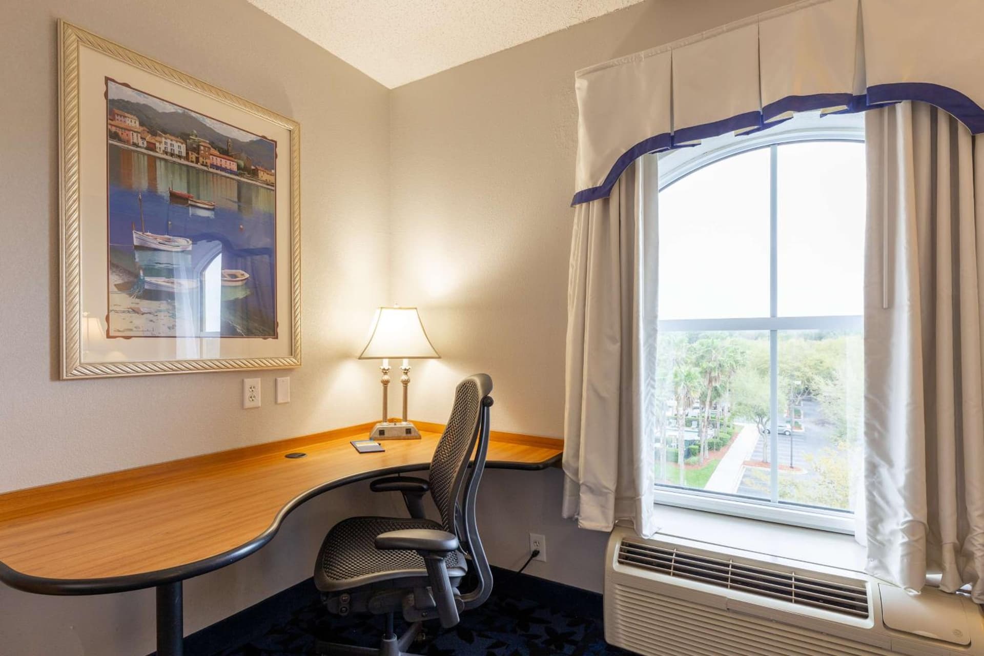 Hampton Inn & Suites Jacksonville Deerwood Park gallery photo in Jacksonville, FL — image 11