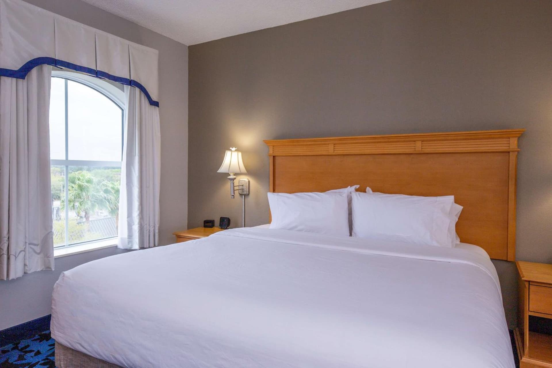 Hampton Inn & Suites Jacksonville Deerwood Park gallery photo in Jacksonville, FL — image 33