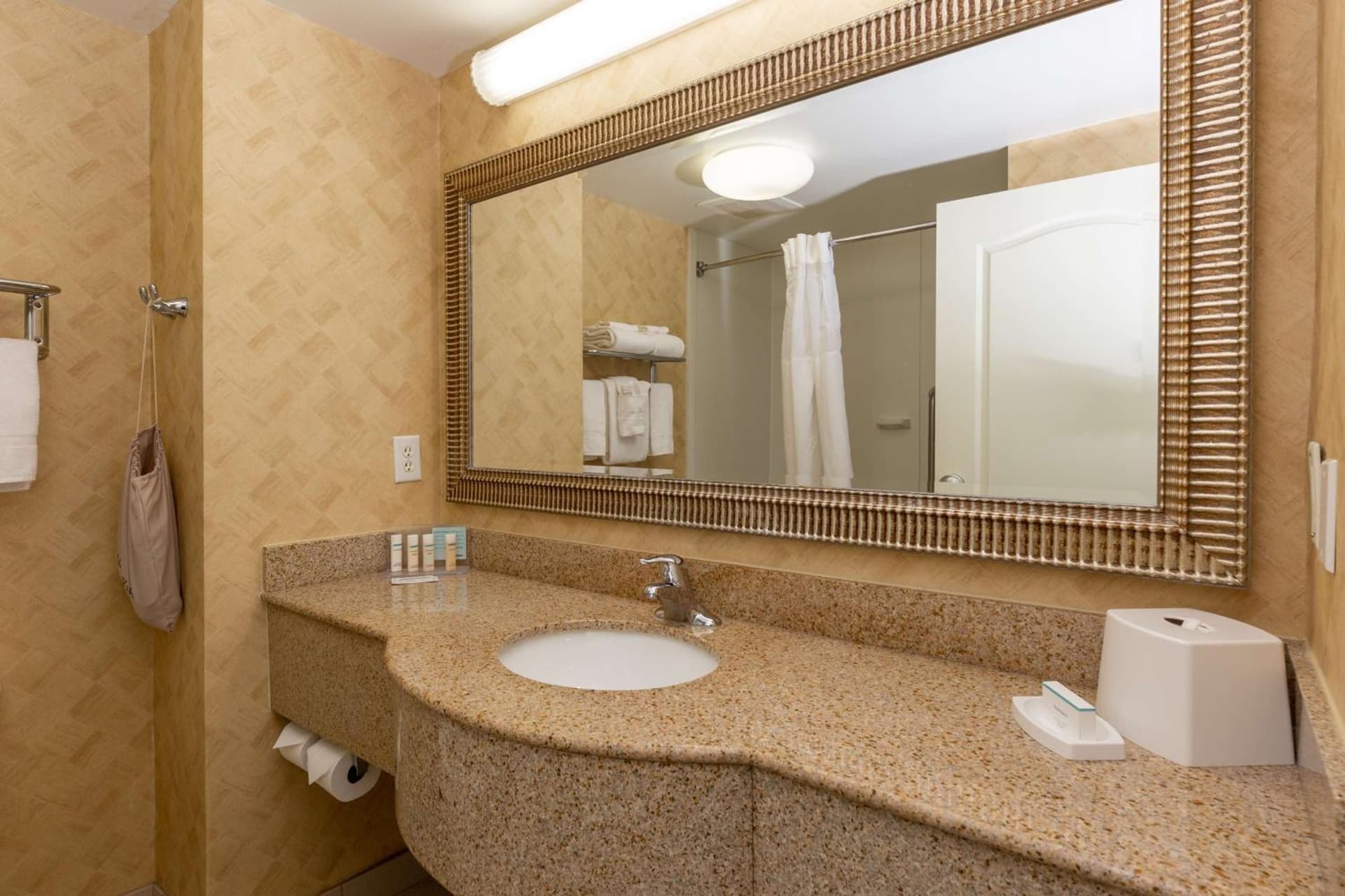 Hampton Inn & Suites Jacksonville Deerwood Park gallery photo in Jacksonville, FL — image 56