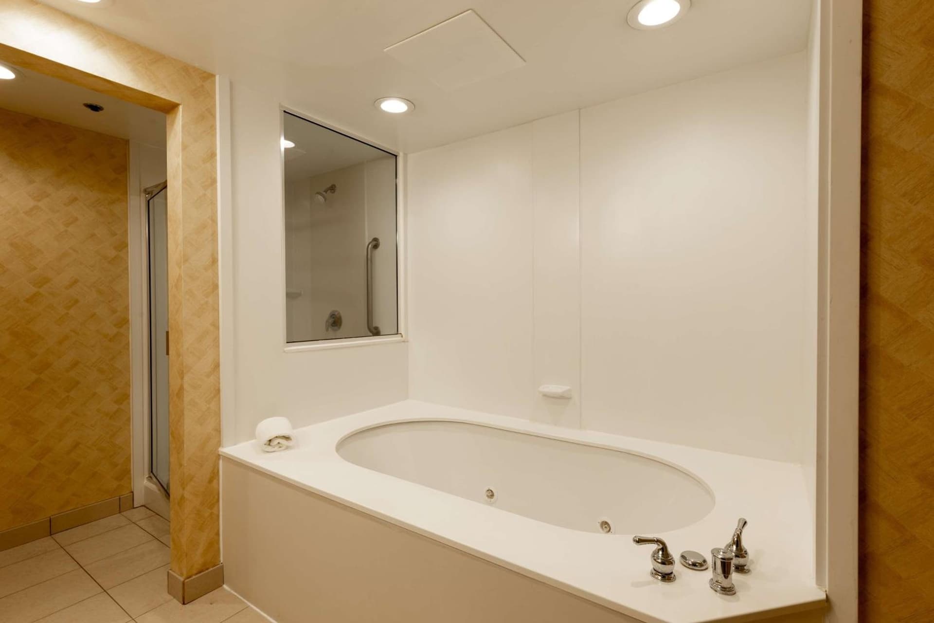 Hampton Inn & Suites Jacksonville Deerwood Park gallery photo in Jacksonville, FL — image 59