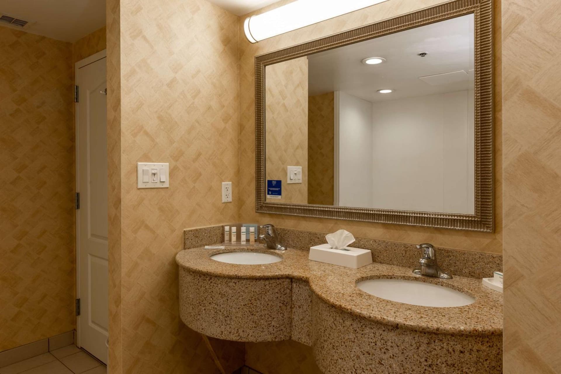 Hampton Inn & Suites Jacksonville Deerwood Park gallery photo in Jacksonville, FL — image 65