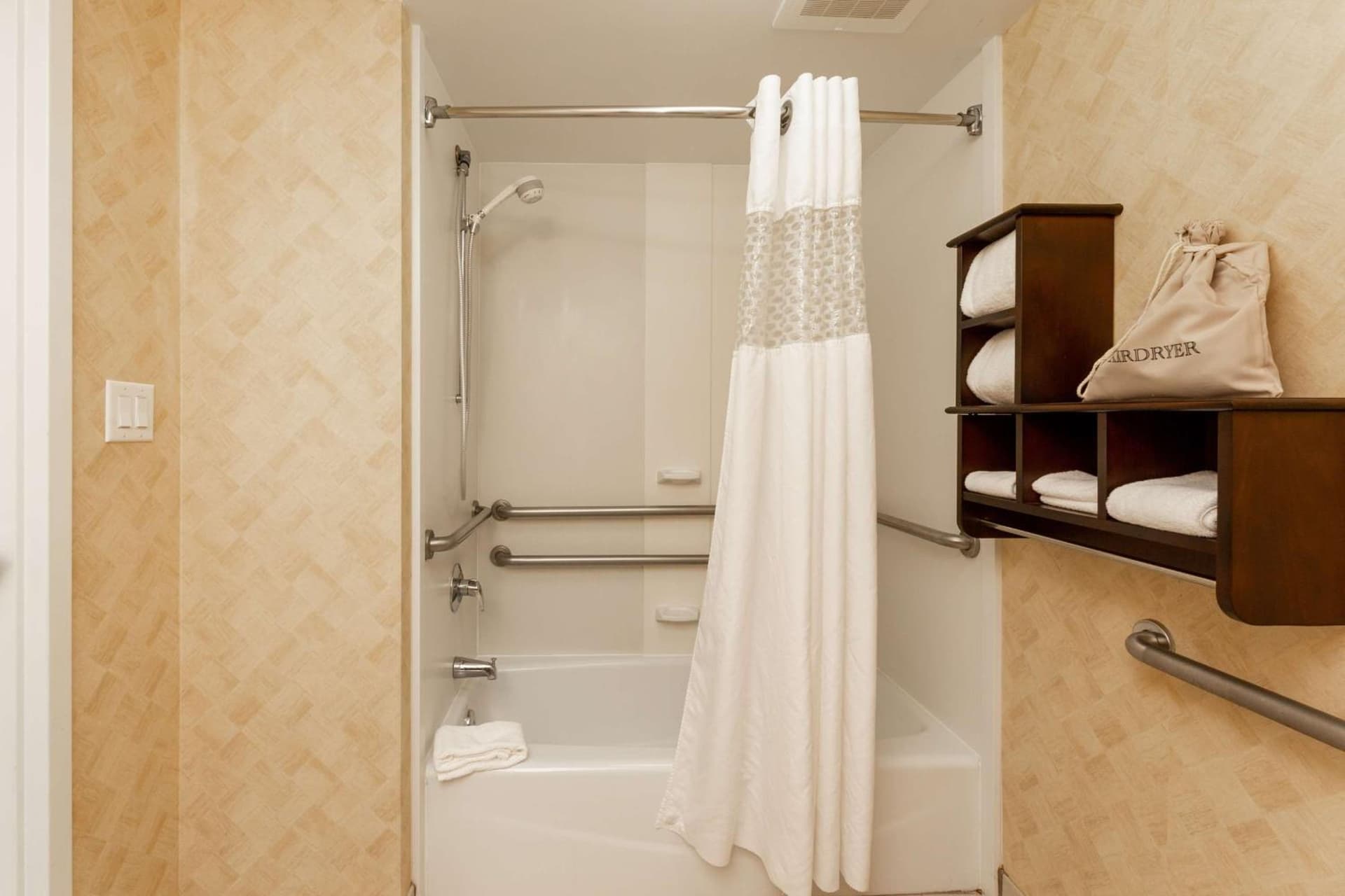 Hampton Inn & Suites Jacksonville Deerwood Park gallery photo in Jacksonville, FL — image 60