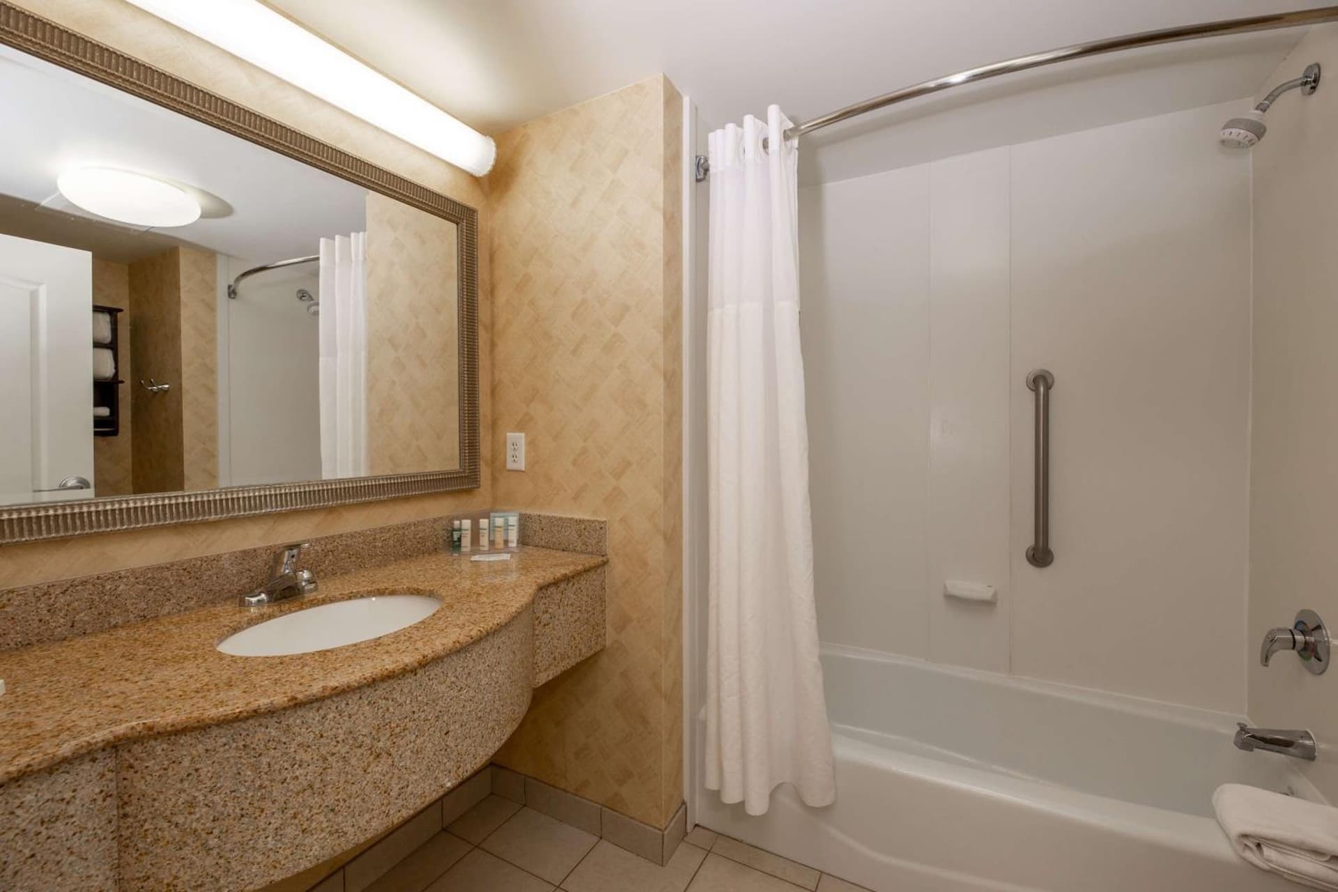 Hampton Inn & Suites Jacksonville Deerwood Park gallery photo in Jacksonville, FL — image 39