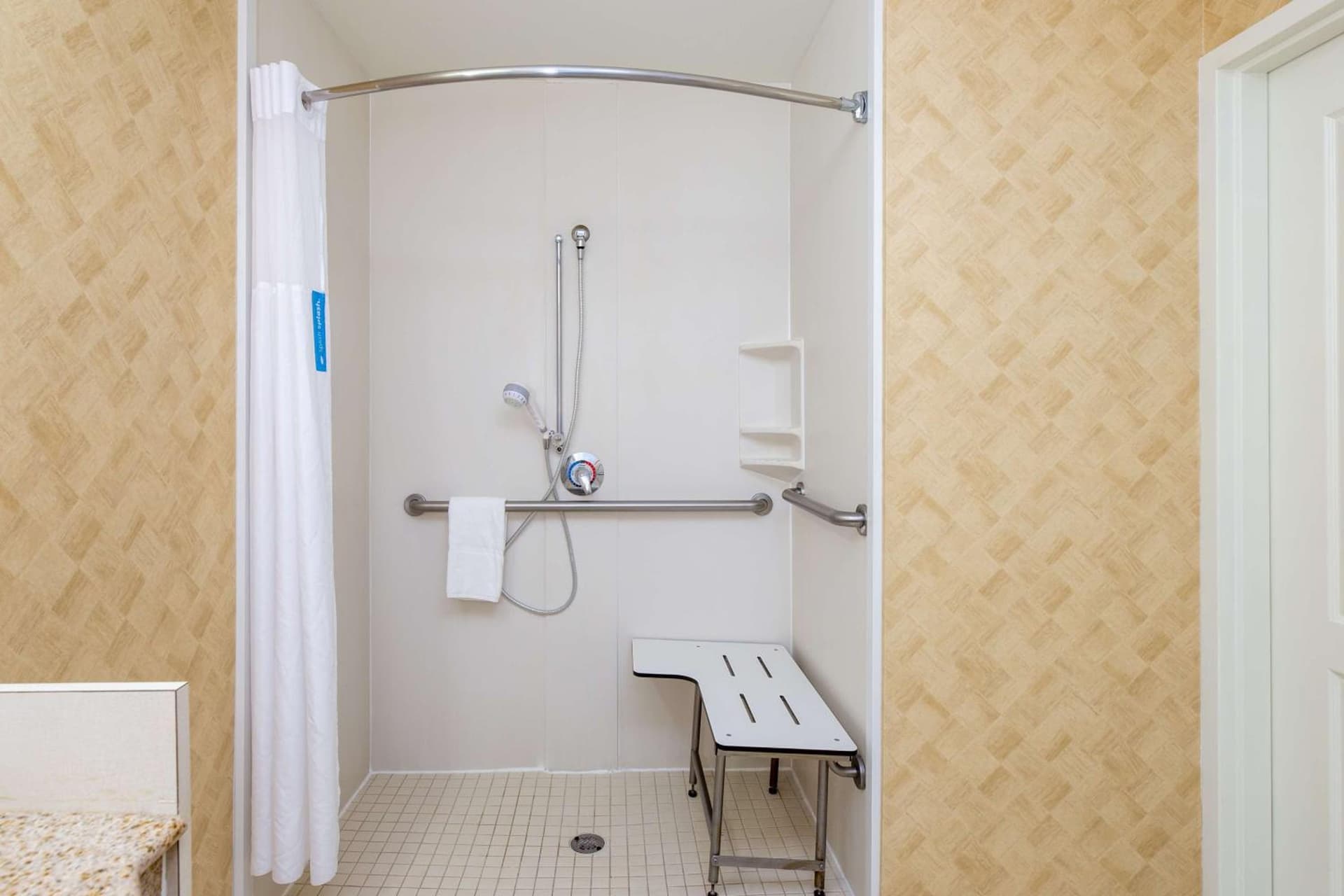 Hampton Inn & Suites Jacksonville Deerwood Park gallery photo in Jacksonville, FL — image 48