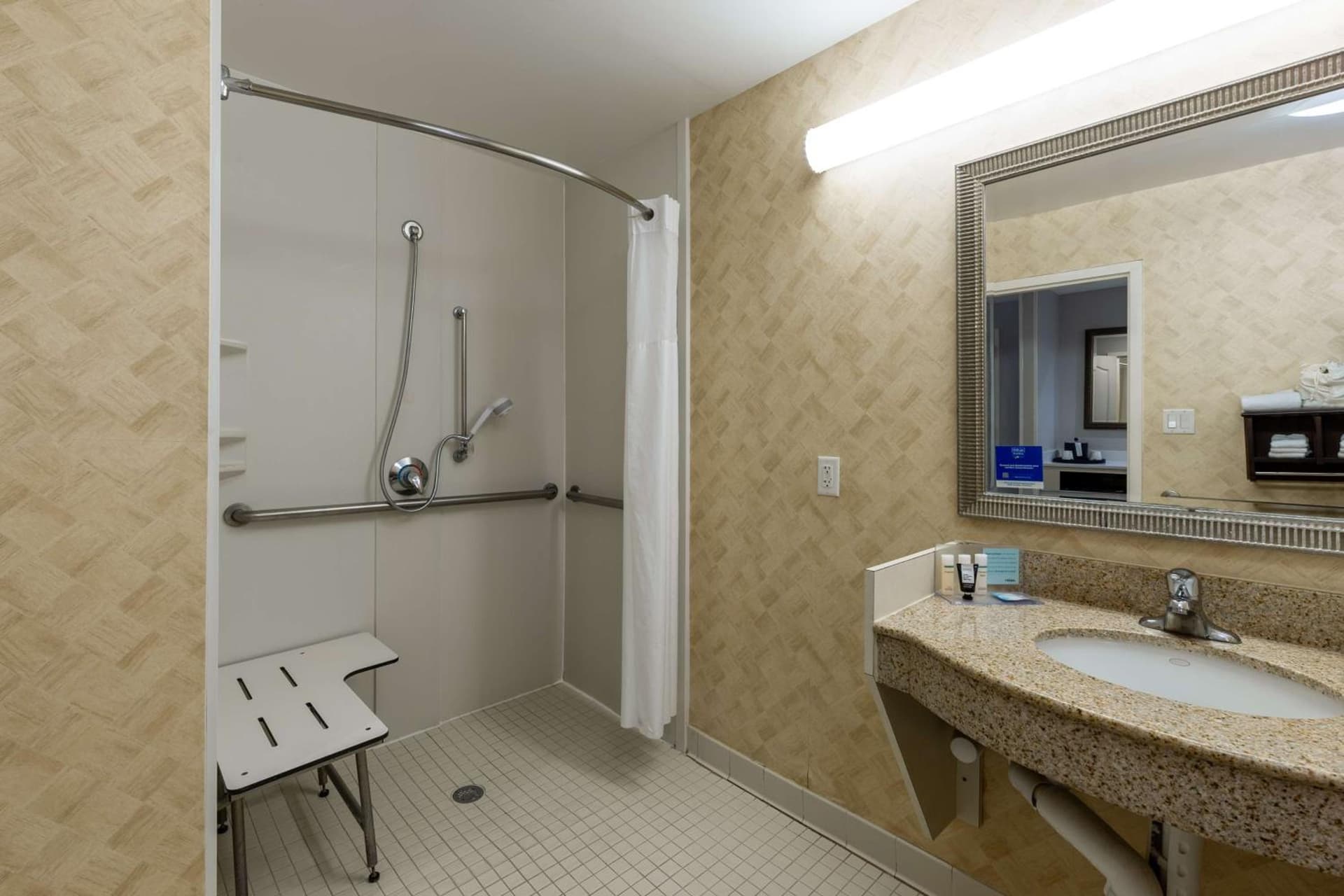 Hampton Inn & Suites Jacksonville Deerwood Park gallery photo in Jacksonville, FL — image 40