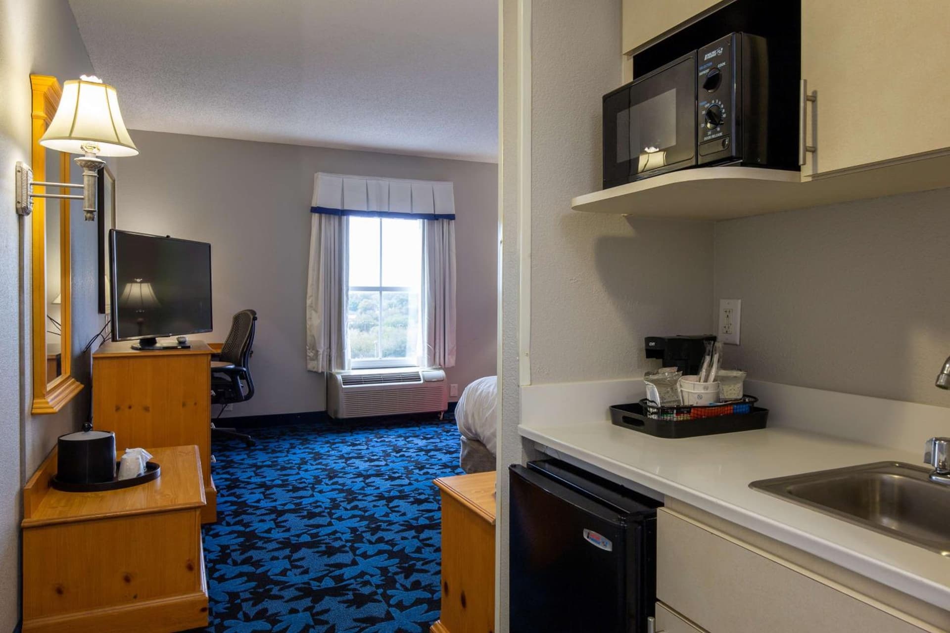 Hampton Inn & Suites Jacksonville Deerwood Park gallery photo in Jacksonville, FL — image 41