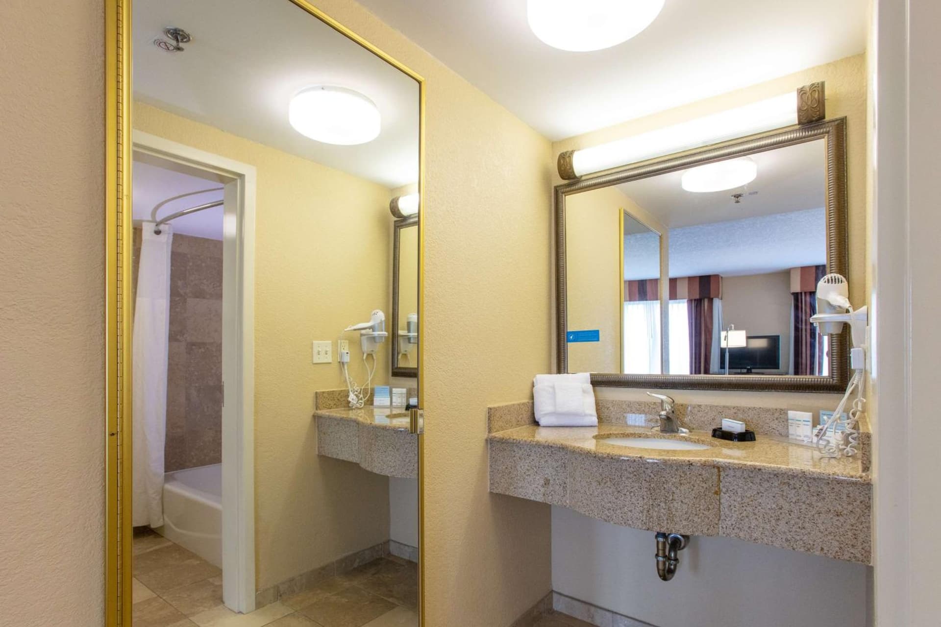 Hampton Inn & Suites Jacksonville-Airport gallery photo in Jacksonville, FL — image 49