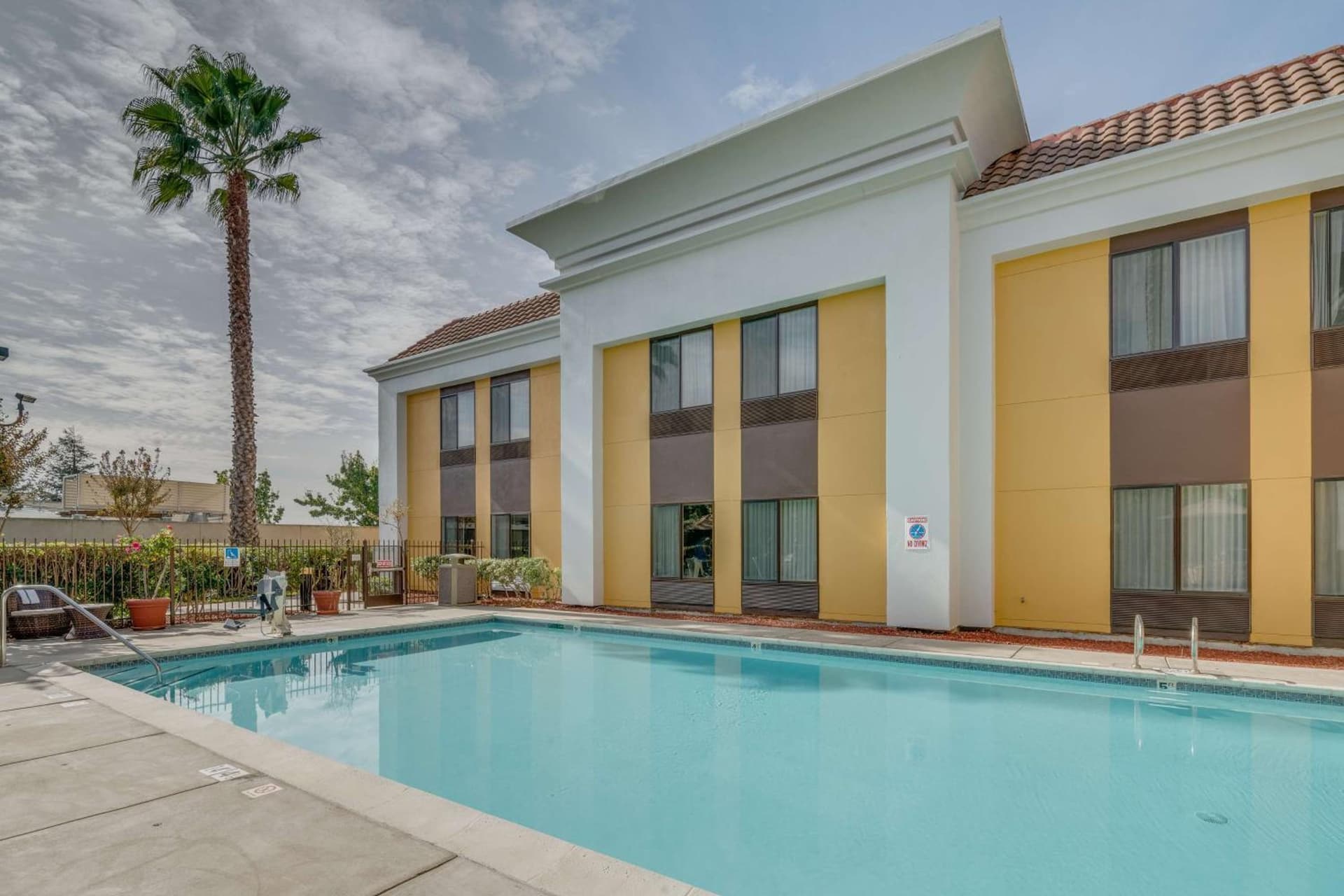 Hampton Inn Livermore interior in Livermore, CA — gallery photo 2