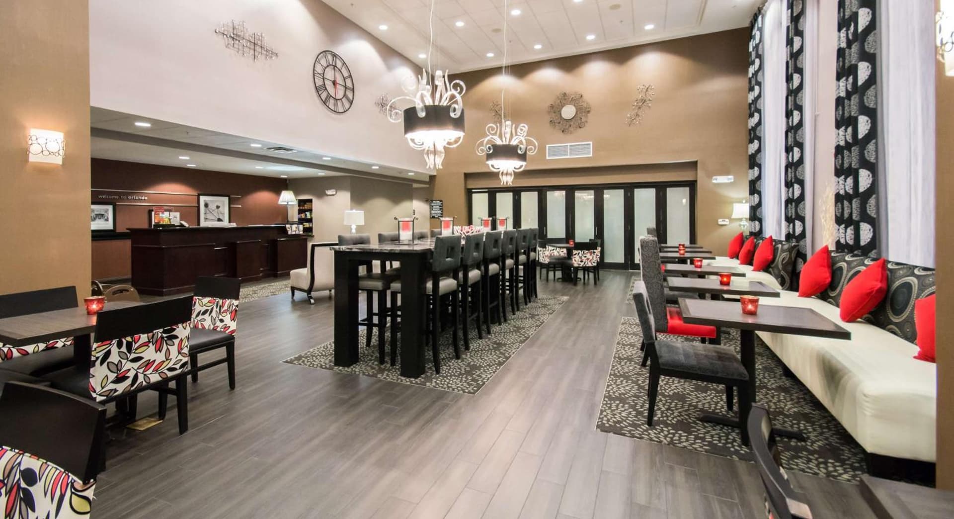 Hampton Inn & Suites Orlando-John Young Parkway/South Park interior in Orlando, FL — gallery photo 2