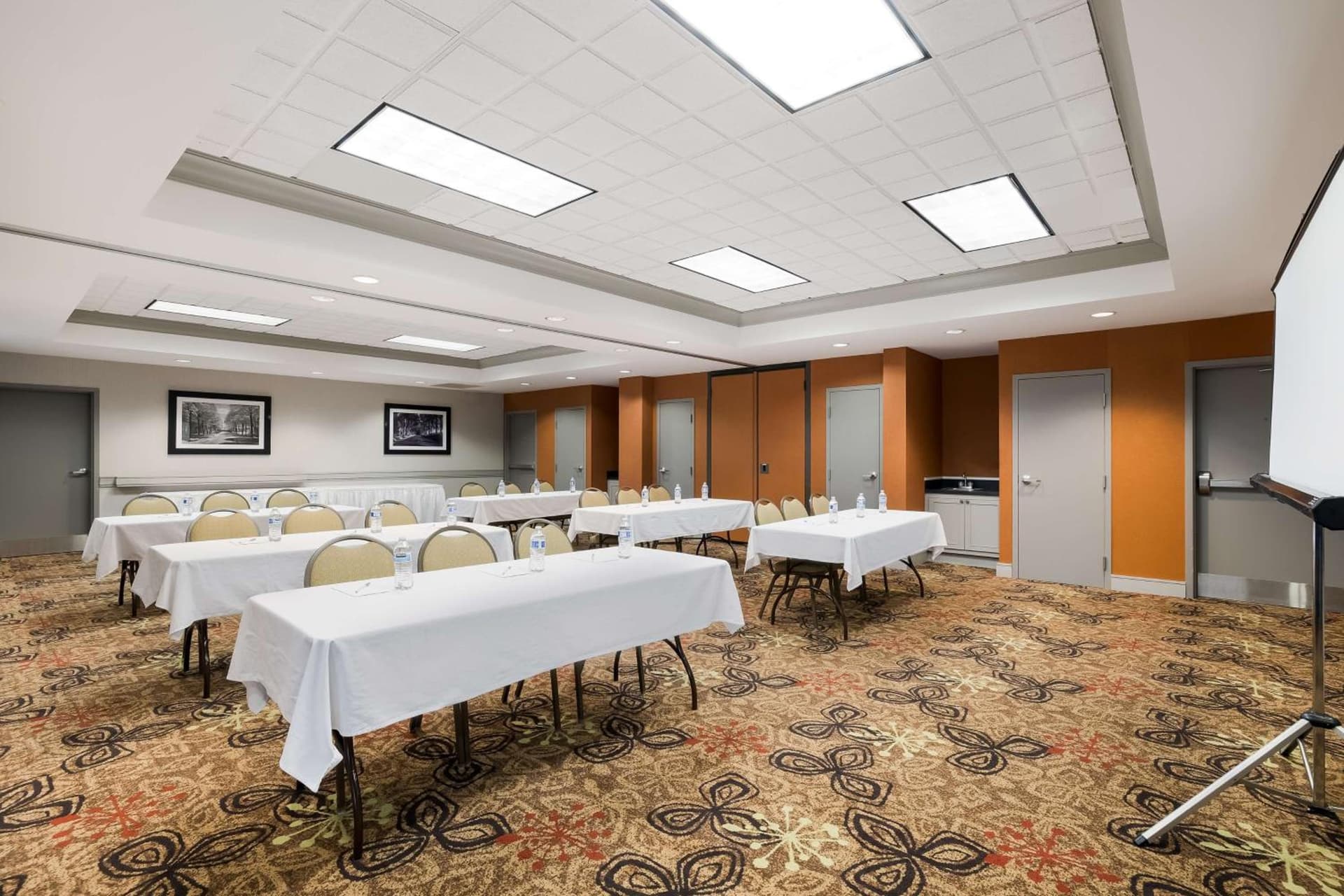 Hampton Inn McHenry gallery photo in McHenry, IL — image 17