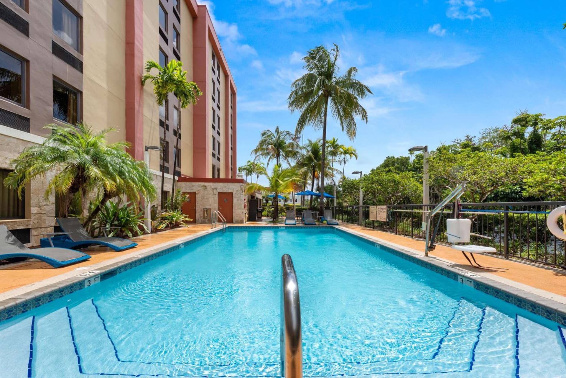 Hampton Inn Miami-Airport West interior in Miami, FL — gallery photo 2