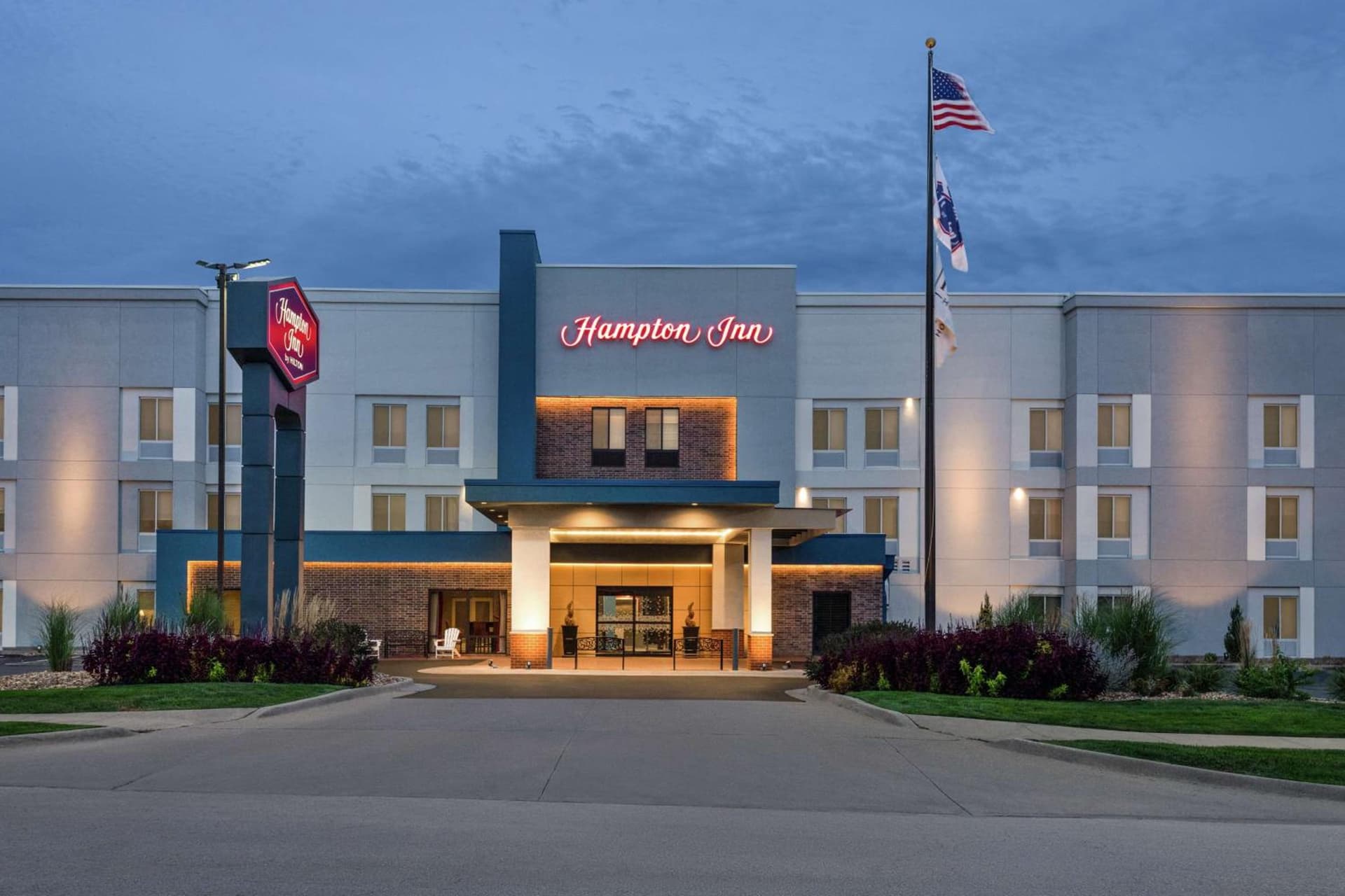 Hampton Inn Kansas City Blue Springs interior in Blue Springs, MO — gallery photo 2