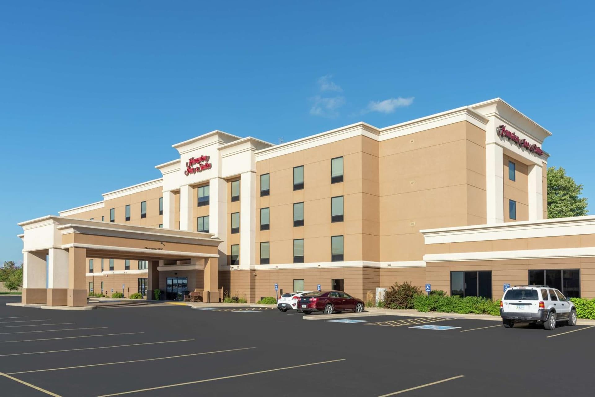 Hampton Inn & Suites Marshalltown interior in Marshalltown, IA — gallery photo 2