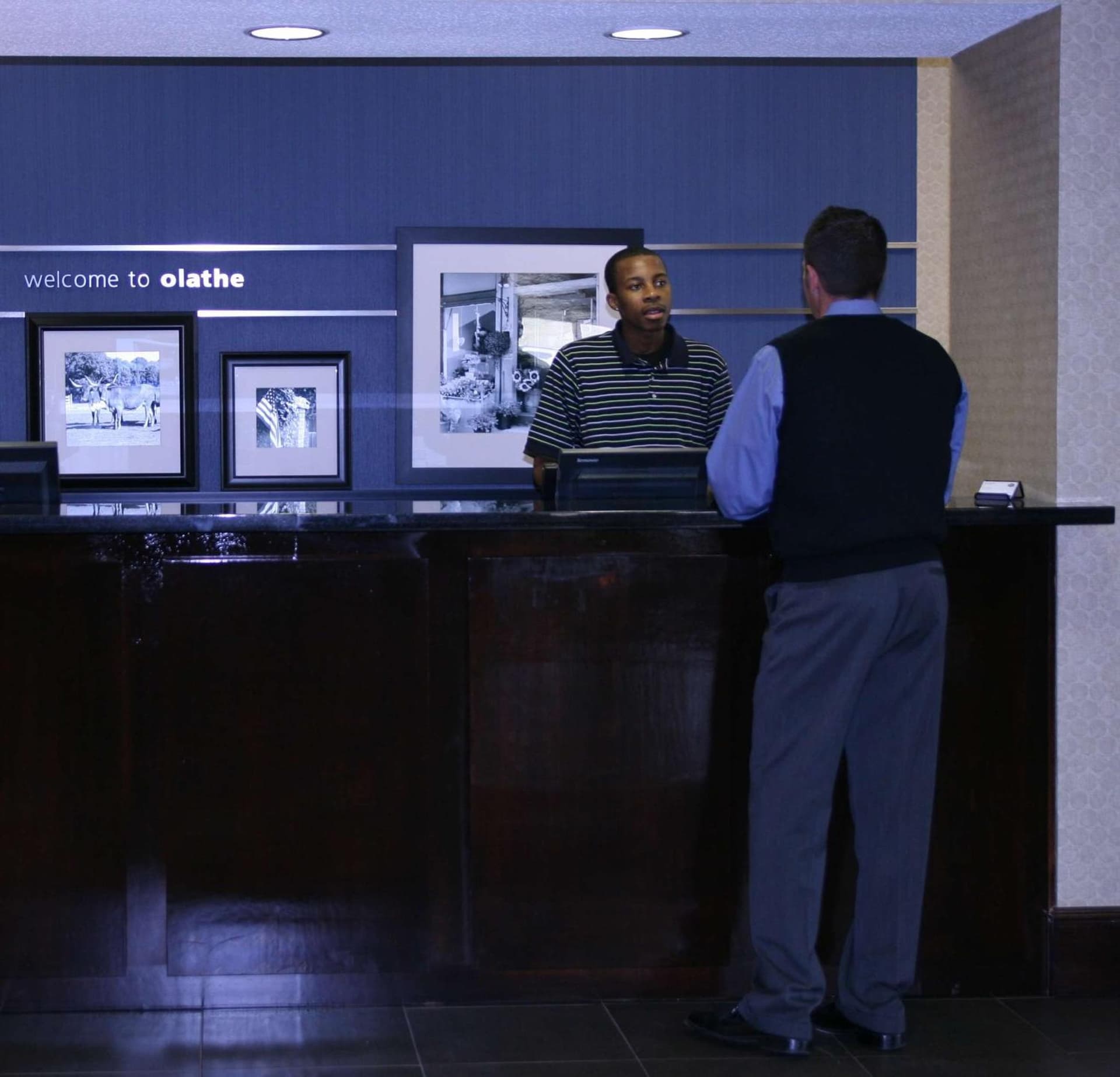 Hampton Inn Olathe interior in Olathe, KS — gallery photo 2