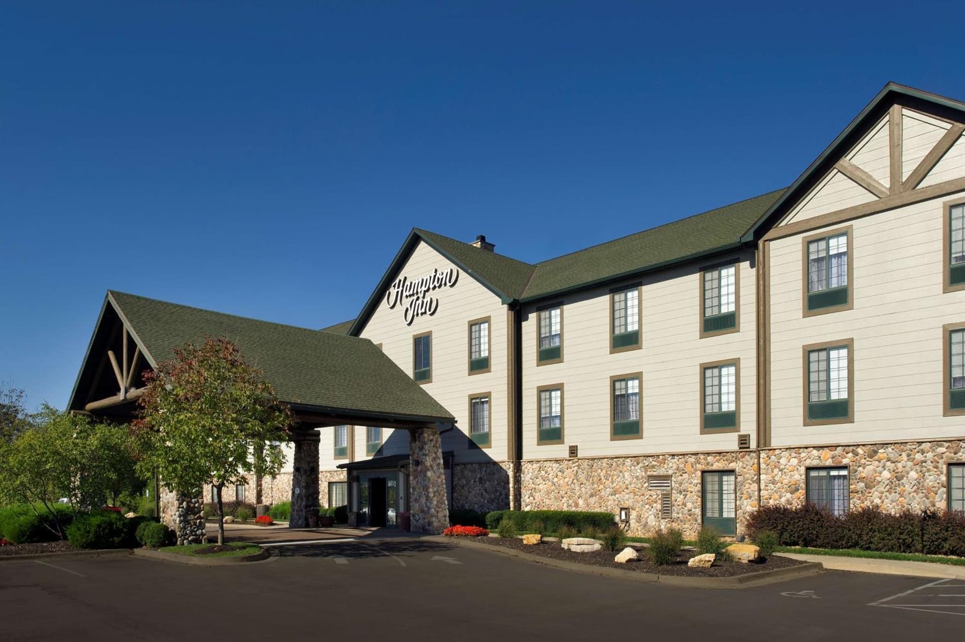 Hampton Inn Kansas City The Legends featured exterior or lobby in Kansas City, KS — similar hotel