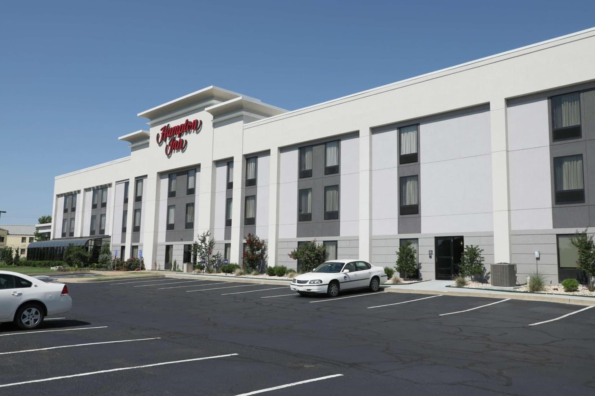 Hampton Inn Muskogee interior in Muskogee, OK — gallery photo 2