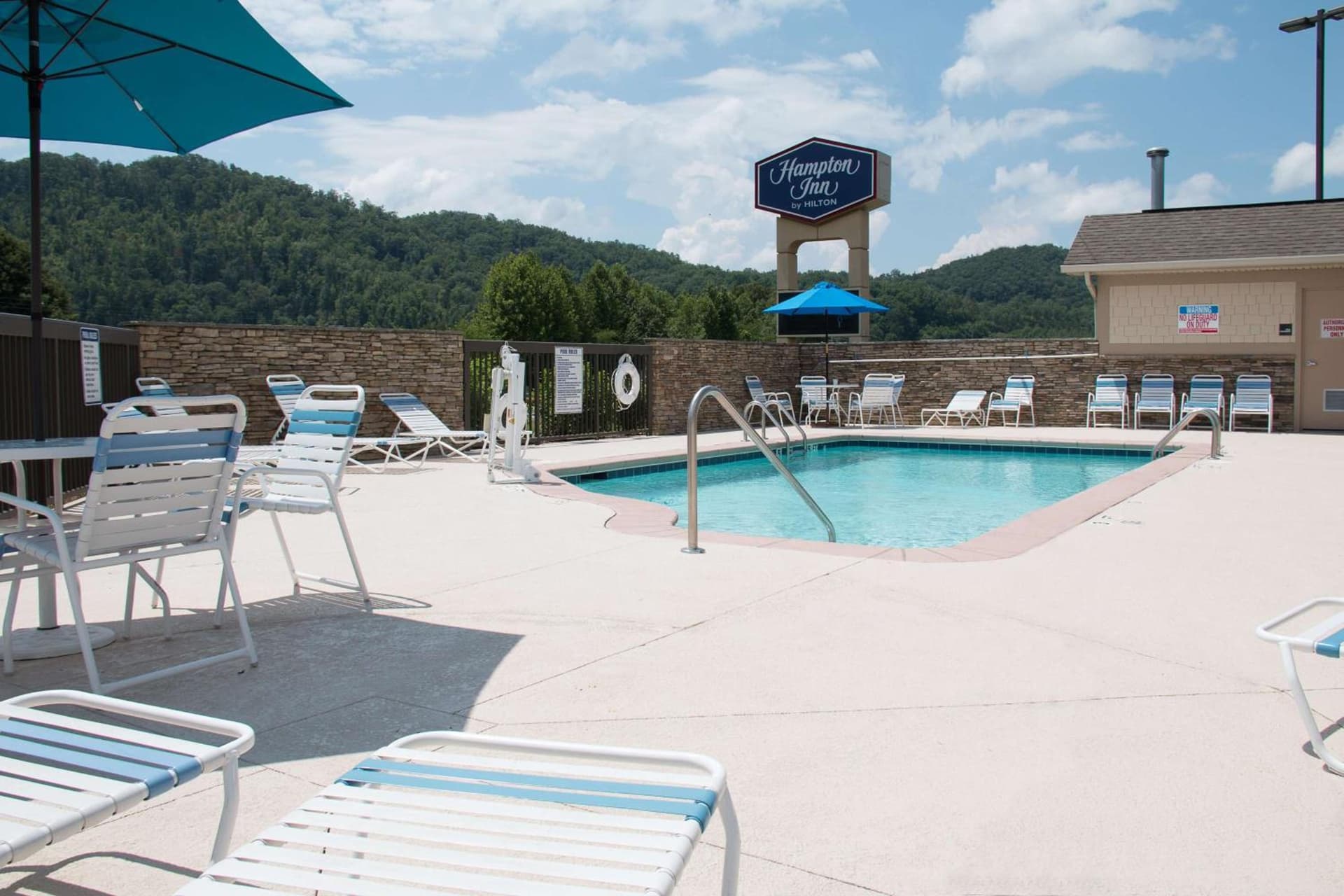 Hampton Inn Murphy interior in Murphy, NC — gallery photo 2