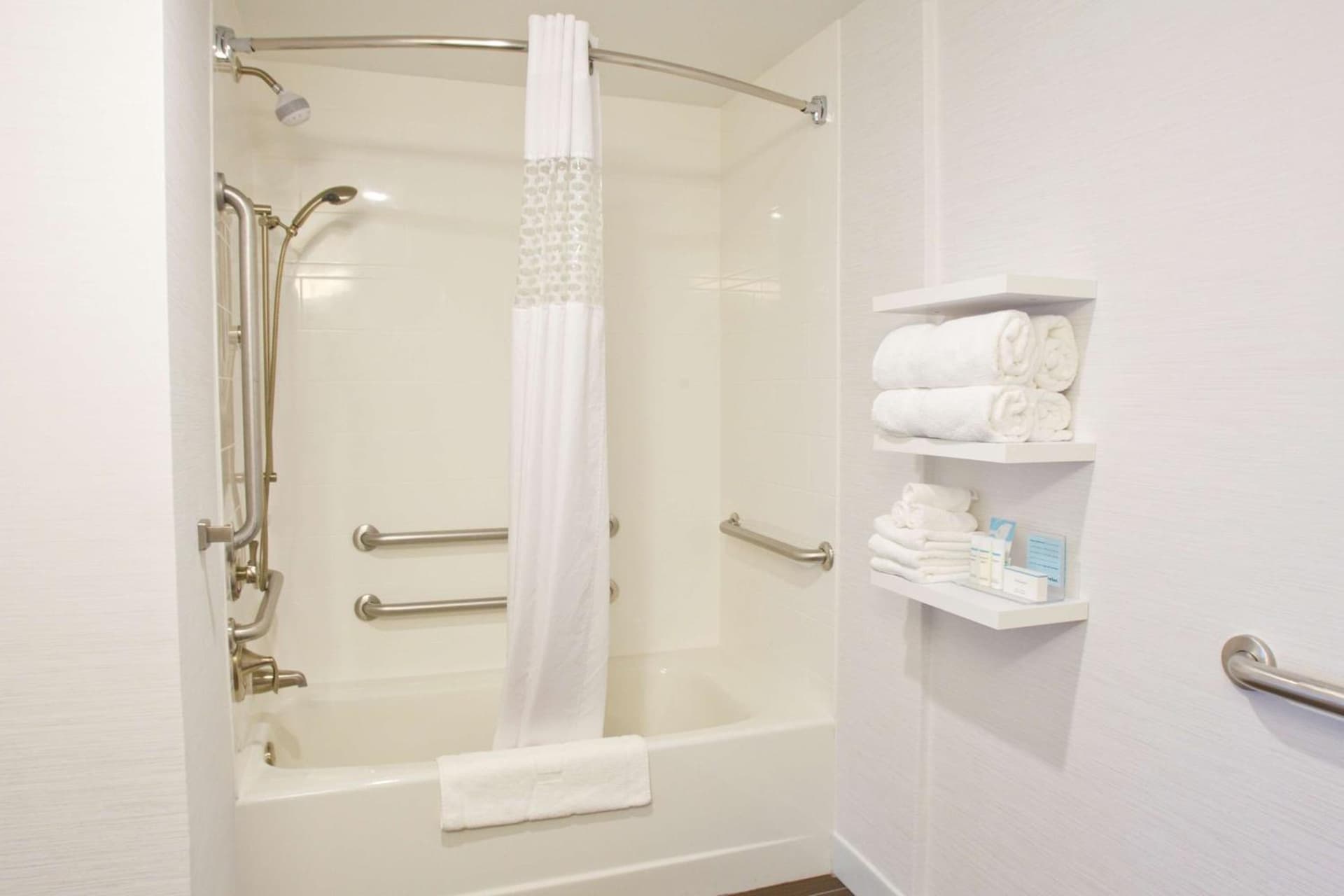 Hampton Inn & Suites Nampa at the Idaho Center gallery photo in Nampa, ID — image 17