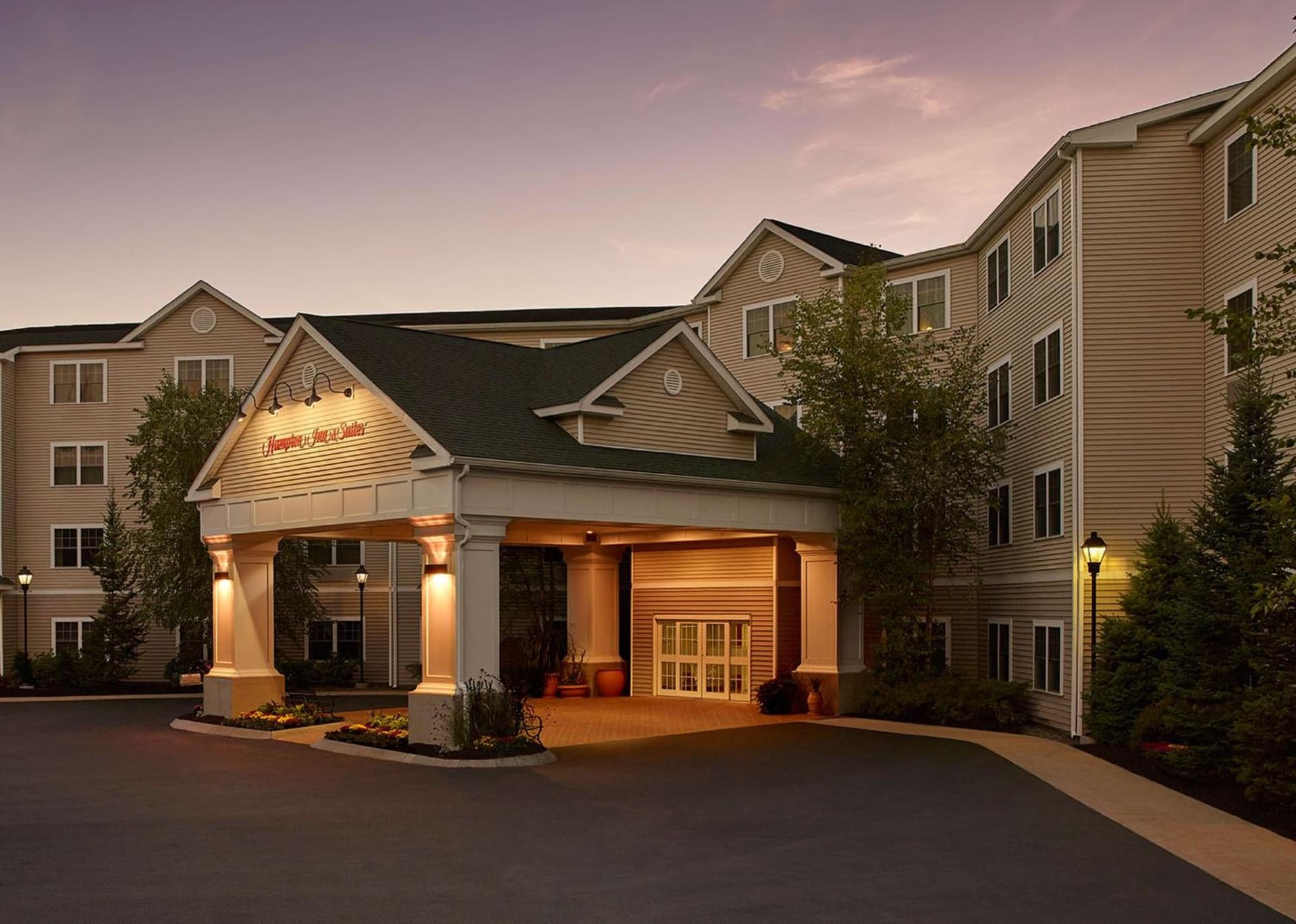 Hampton Inn & Suites North Conway interior in North Conway, NH — gallery photo 2