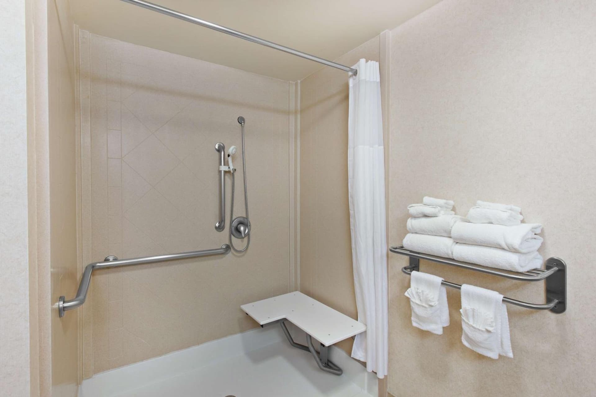 Hampton Inn & Suites Dallas Downtown guest room in Dallas, Texas