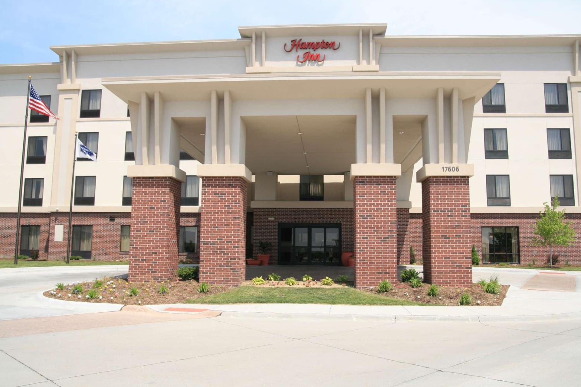 Newly Renovated Hampton Inn Omaha West Lakeside interior in Omaha, NE — gallery photo 2