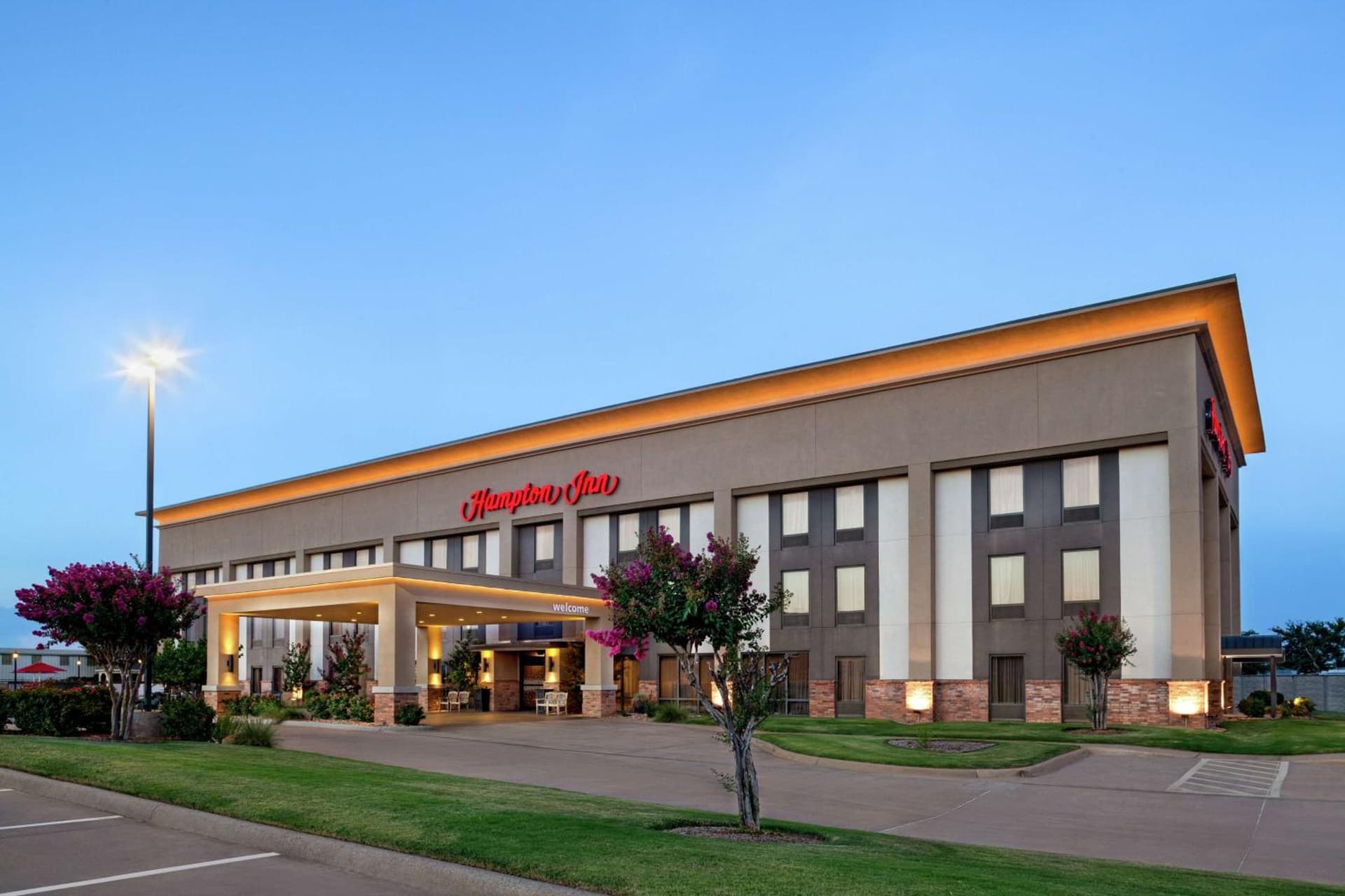 Hampton Inn Paris property views in Paris, TX — gallery photo 3