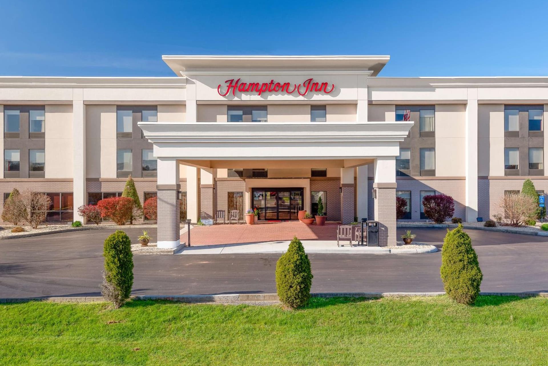 Hampton Inn Parkersburg/Mineral Wells featured exterior or lobby in Mineralwells, WV — similar hotel