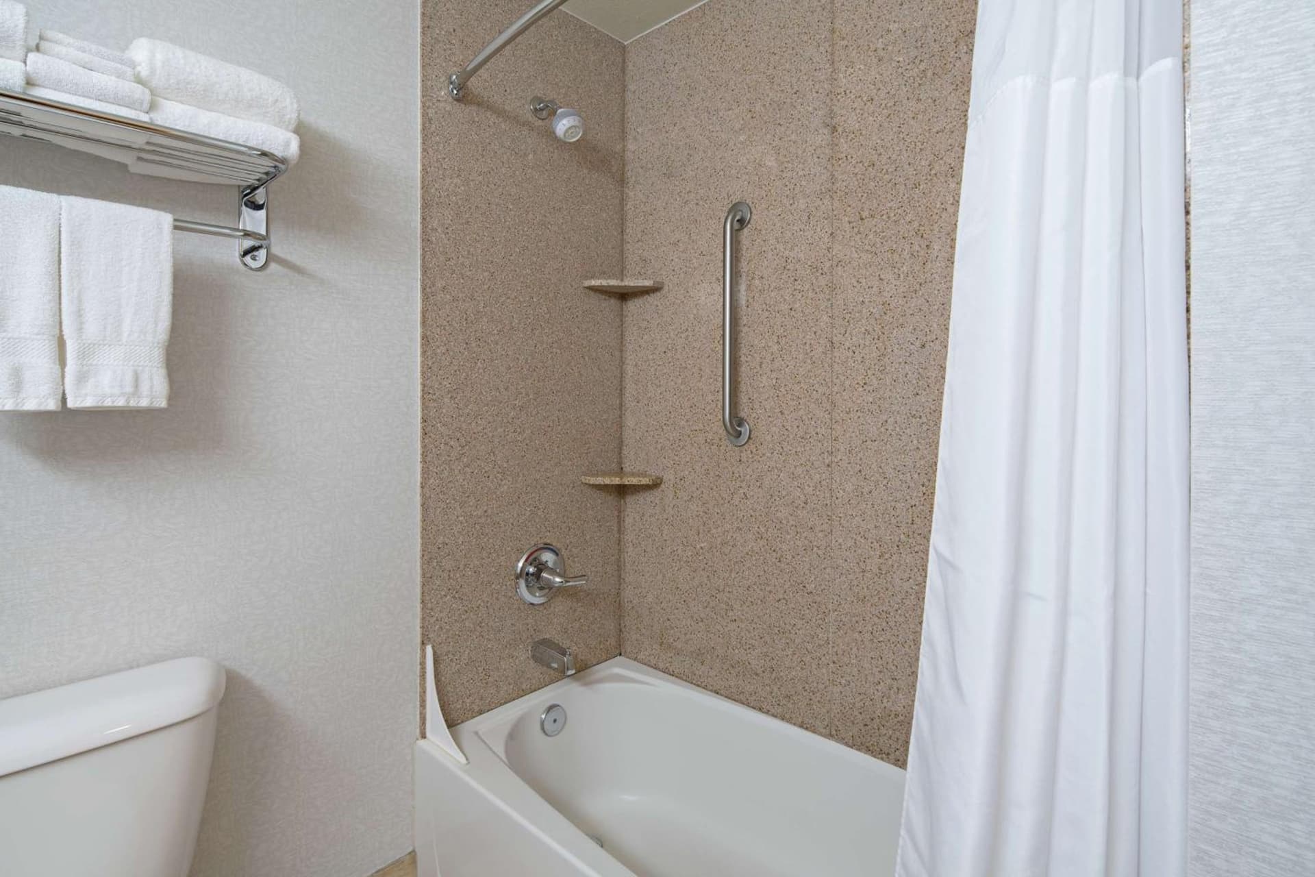 Hampton Inn & Suites Bremerton gallery photo in Bremerton, WA — image 14