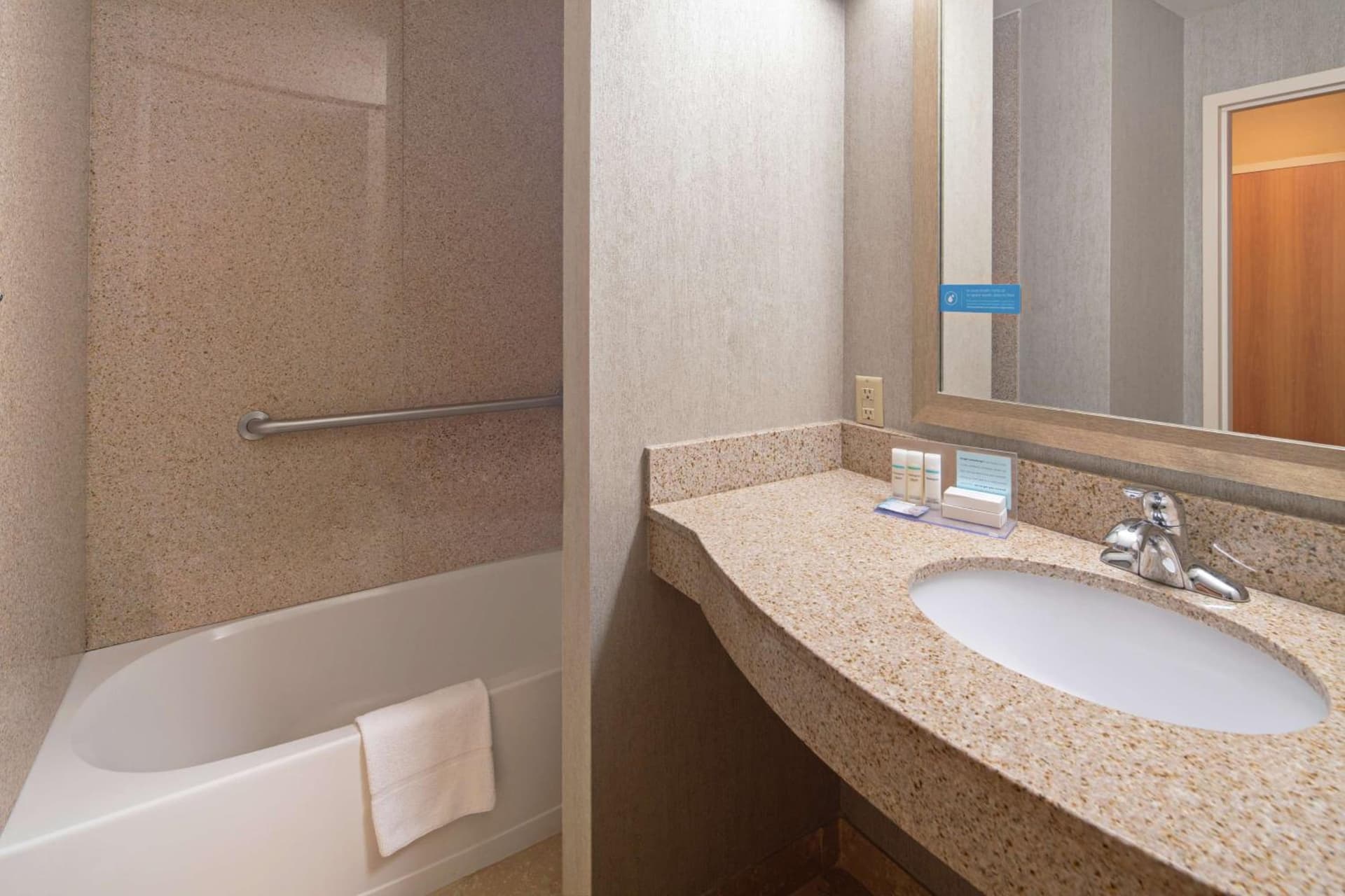 Hampton Inn & Suites Bremerton gallery photo in Bremerton, WA — image 12