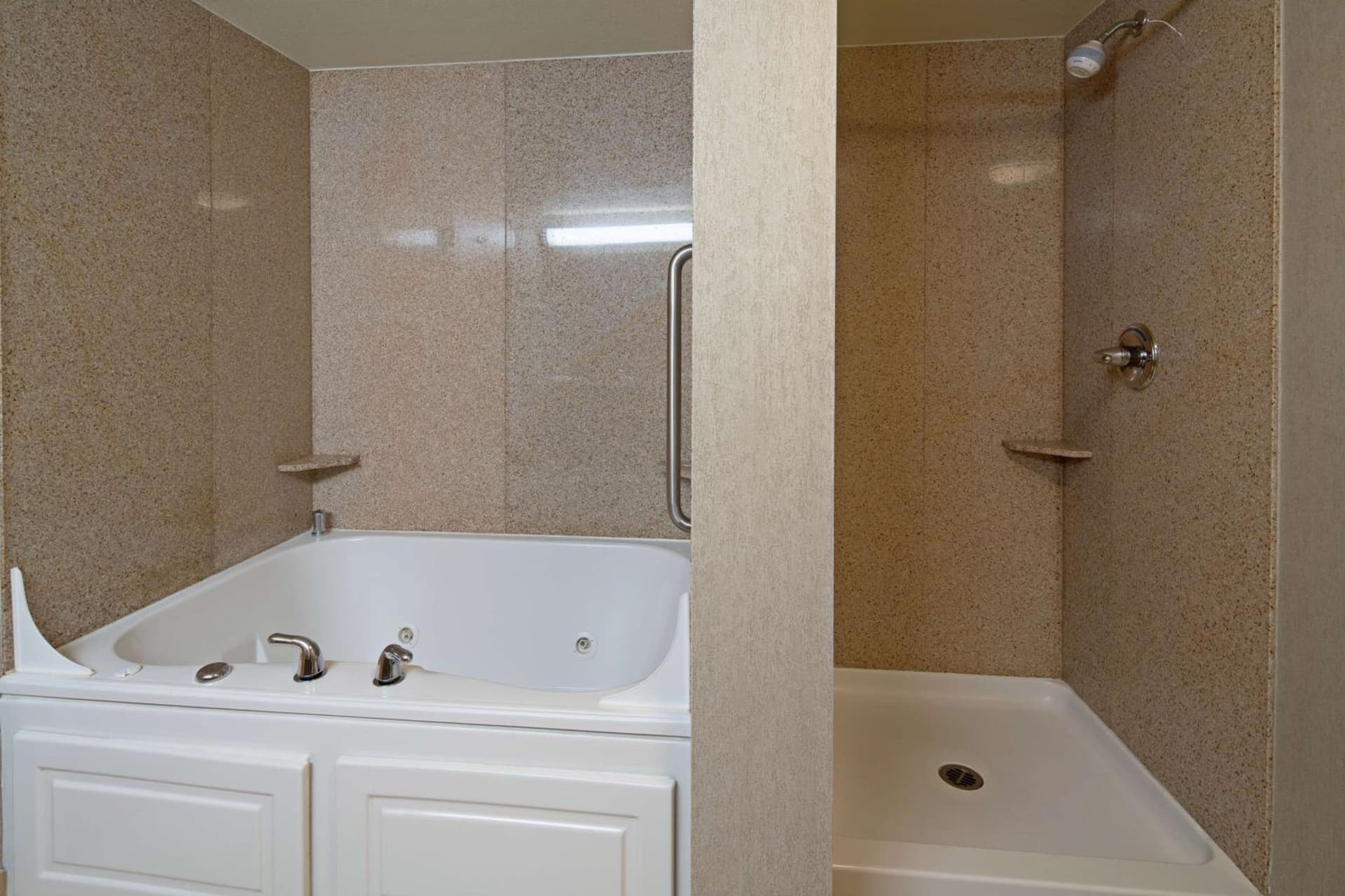 Hampton Inn & Suites Bremerton interior in Bremerton, WA — gallery photo 2