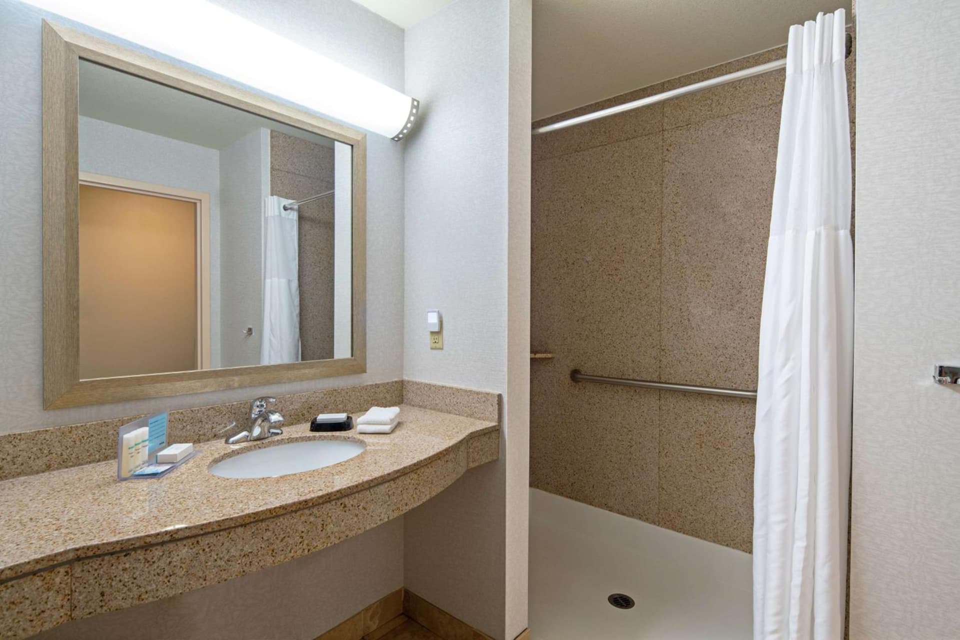 Hampton Inn & Suites Bremerton gallery photo in Bremerton, WA — image 10