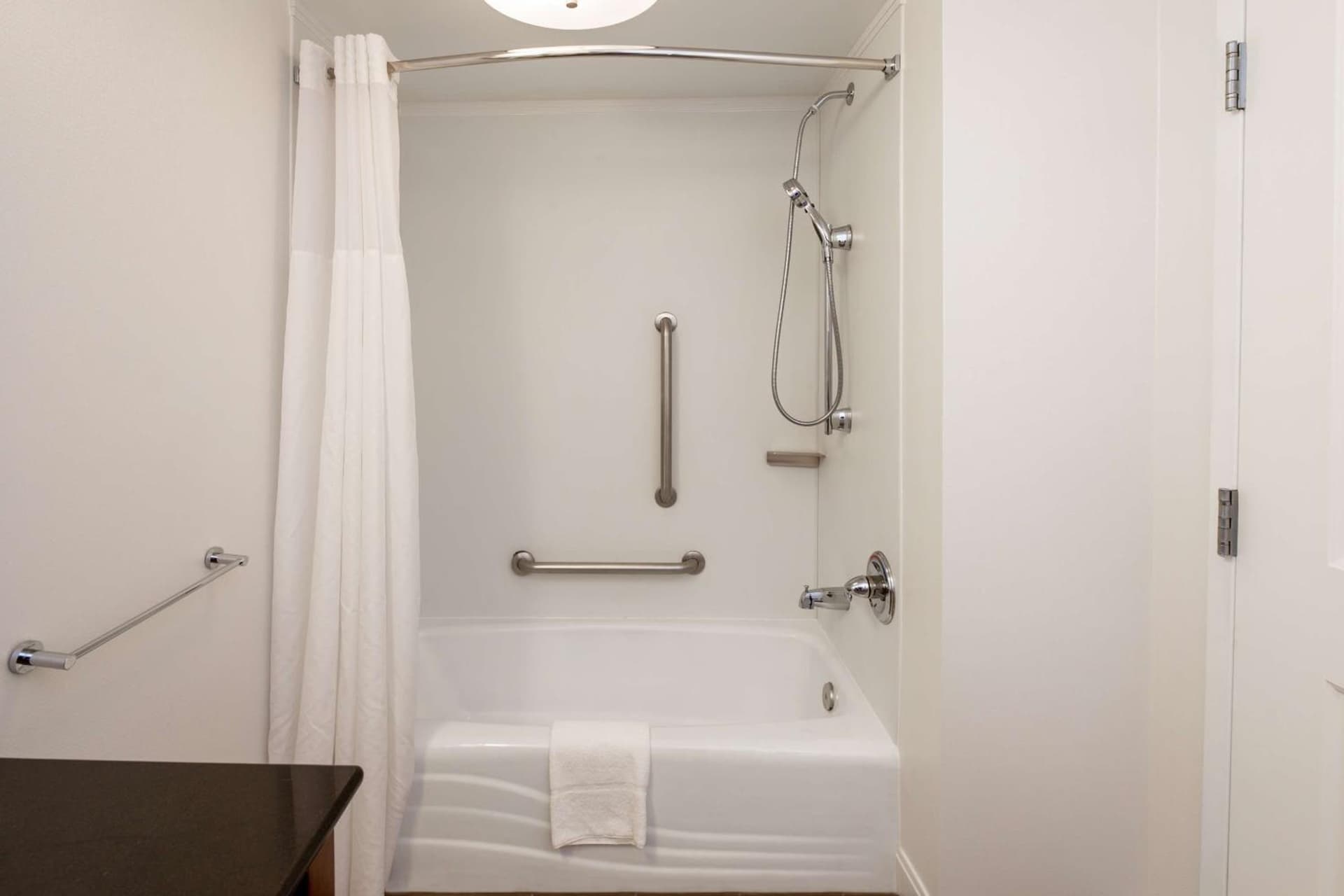 Hampton Inn & Suites Raleigh Cary Lenovo Center gallery photo in Cary, NC — image 10