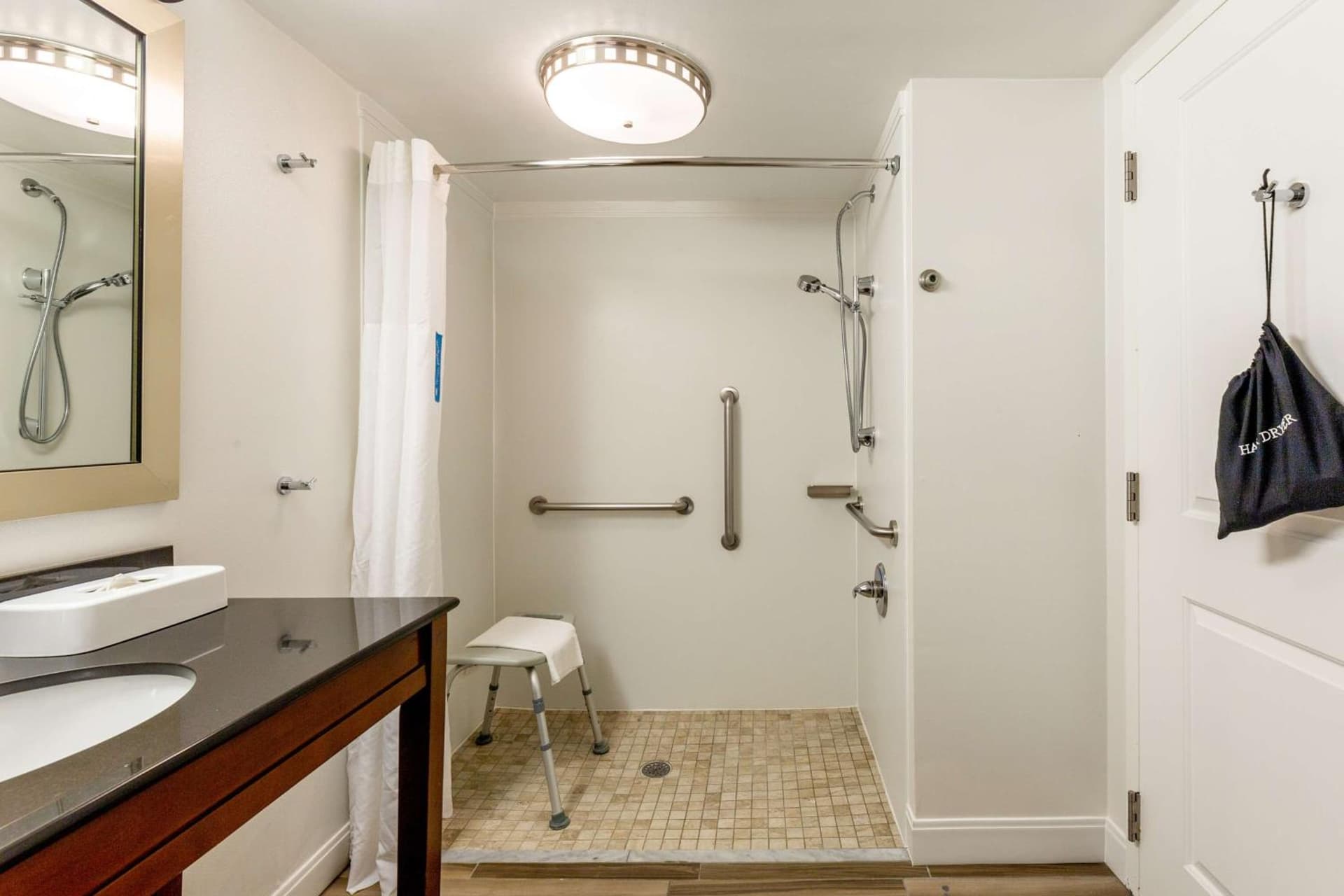 Hampton Inn & Suites Raleigh Cary Lenovo Center gallery photo in Cary, NC — image 54