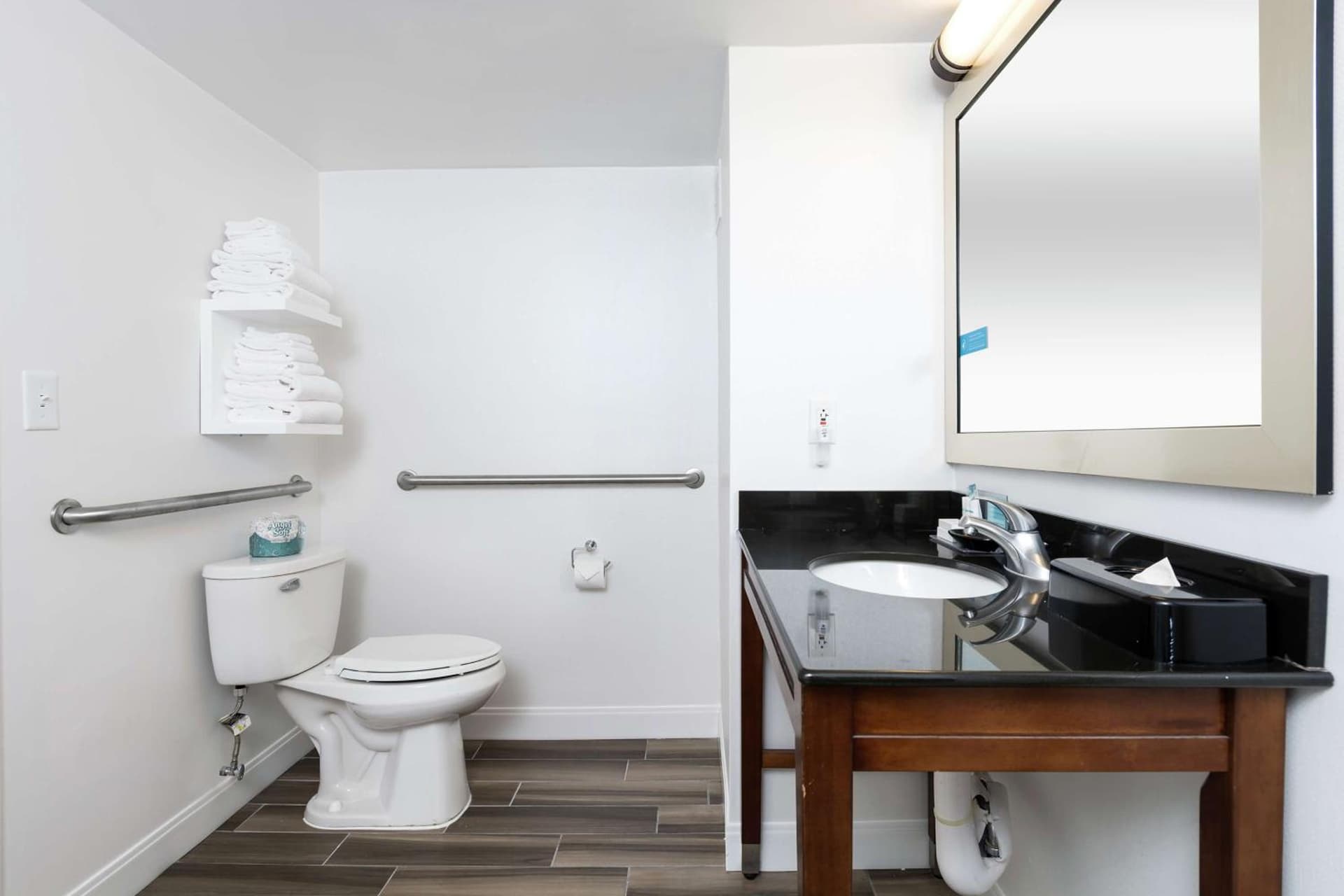 Hampton Inn & Suites Raleigh Cary Lenovo Center gallery photo in Cary, NC — image 51
