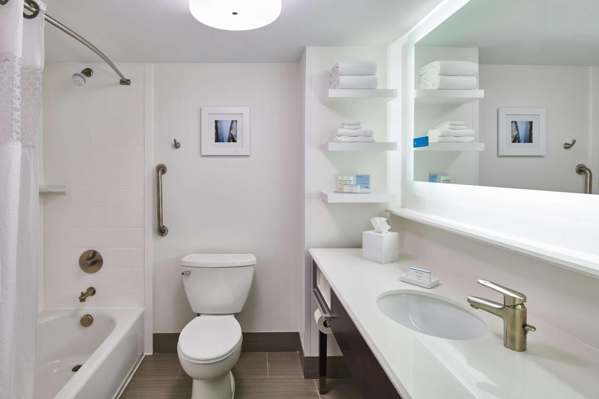 Hampton Inn & Suites Chapel Hill/Durham gallery photo in Chapel Hill, NC — image 11