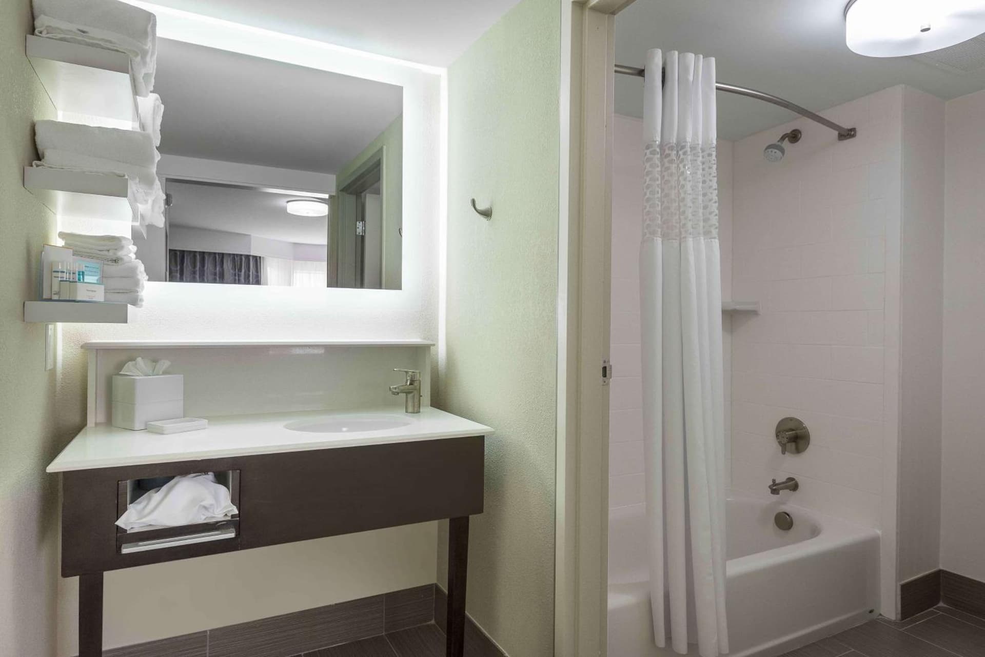 Hampton Inn & Suites Chapel Hill/Durham gallery photo in Chapel Hill, NC — image 21