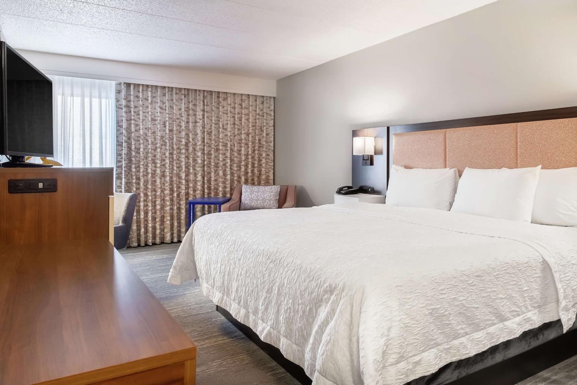 Hampton Inn Rockford interior in Rockford, IL — gallery photo 2