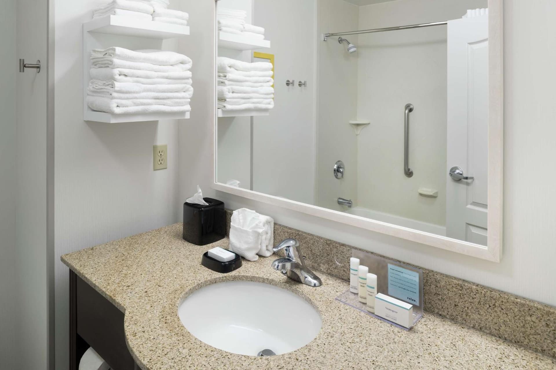 Hampton Inn & Suites Rochester-North interior in Rochester, MN — gallery photo 2