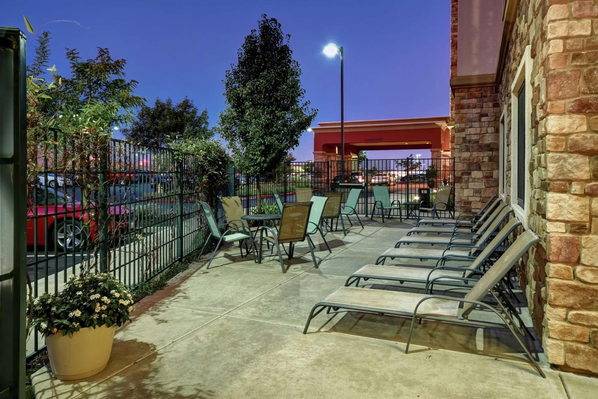 Hampton Inn & Suites Folsom interior in Folsom, CA — gallery photo 2