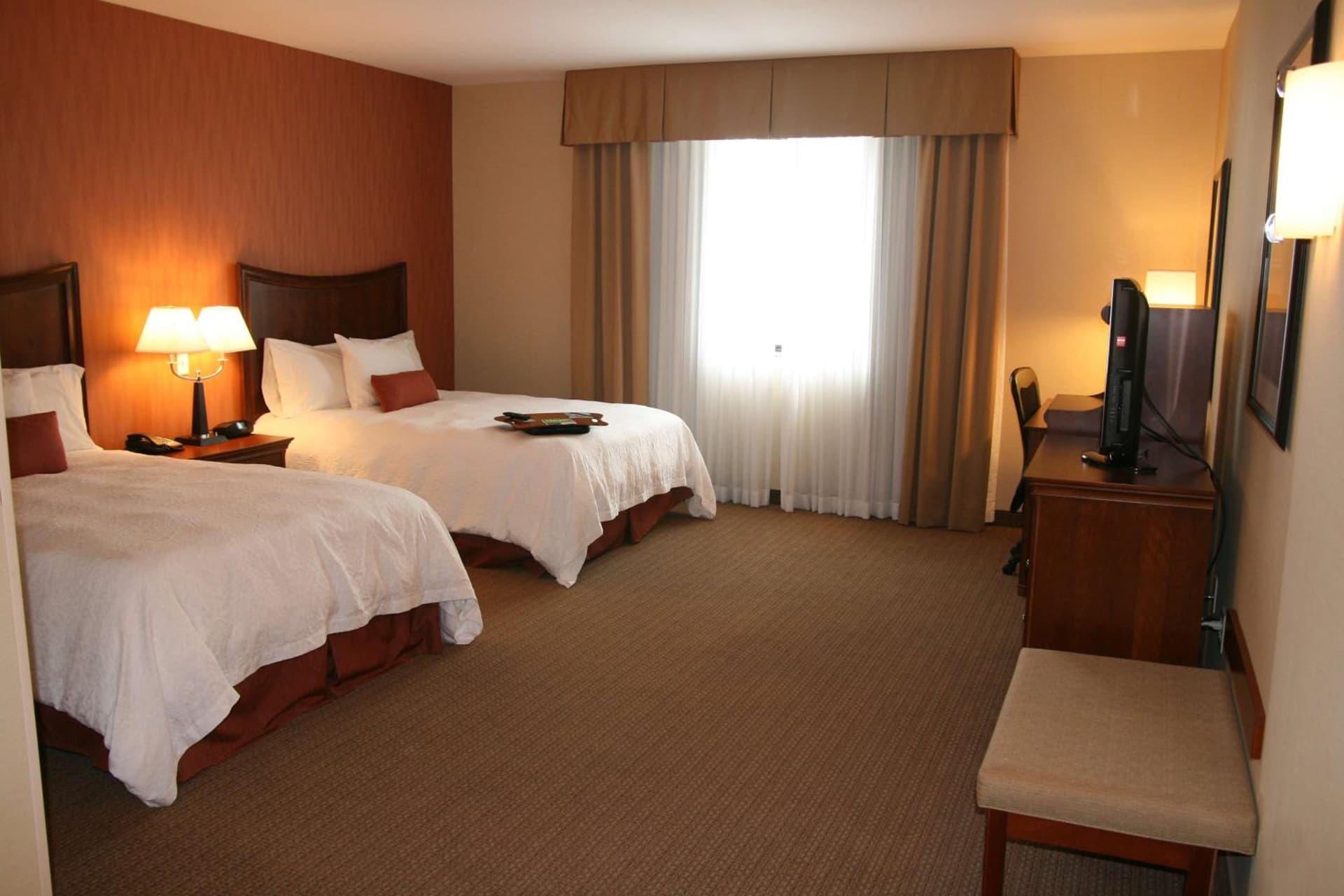 Hampton Inn & Suites Folsom interior in Folsom, CA — gallery photo 2