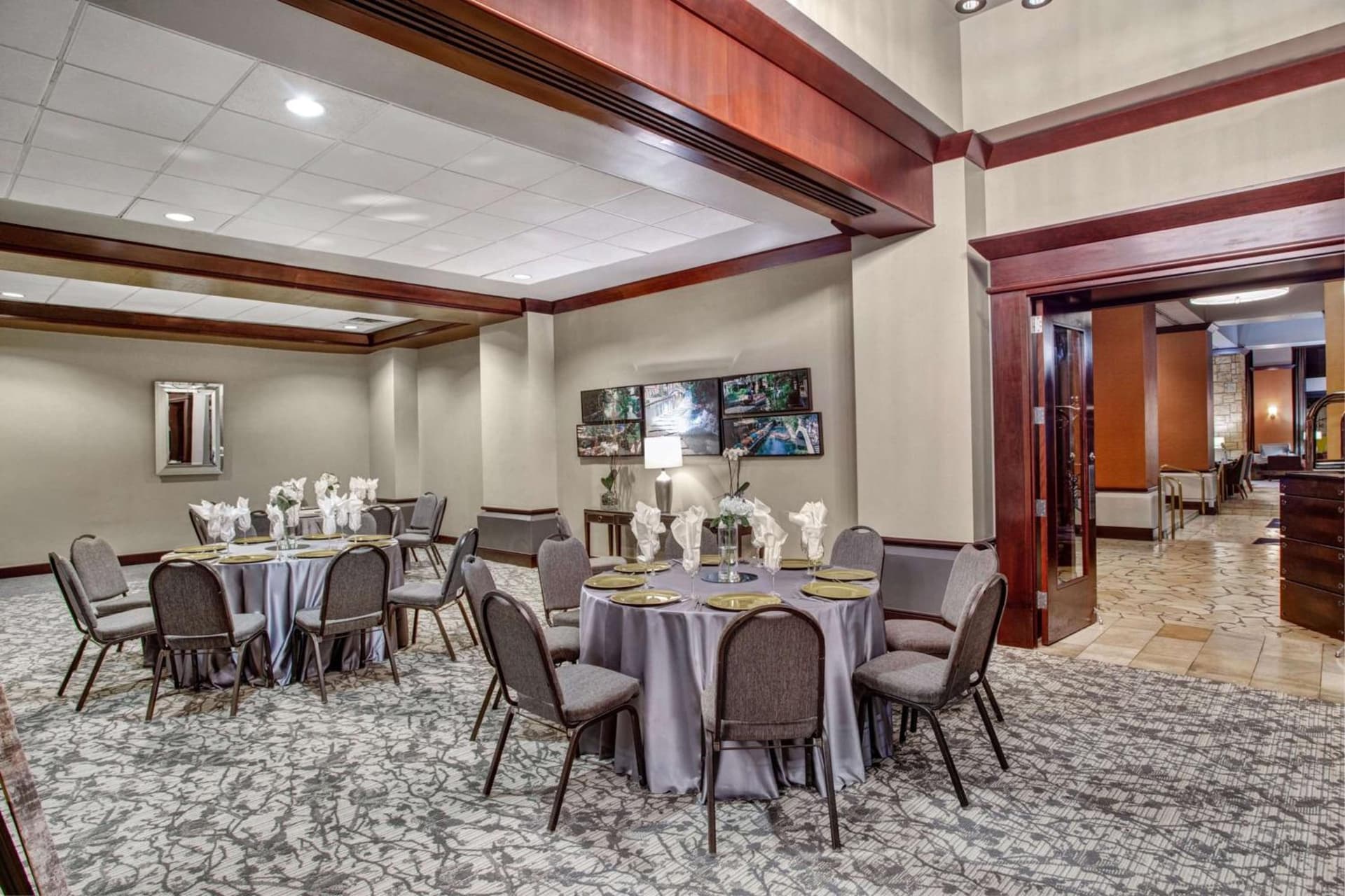 The Emily Morgan Hotel - A DoubleTree by Hilton gallery photo in San Antonio, TX — image 10