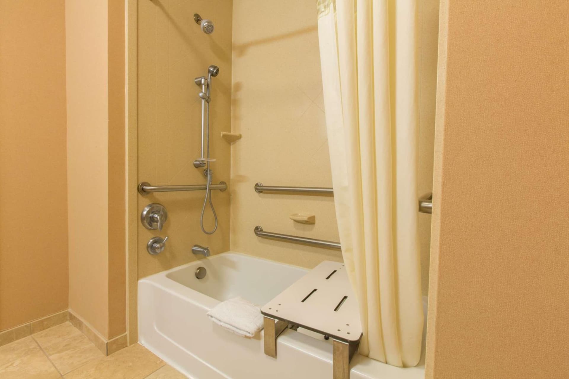 Hampton Inn Goshen gallery photo in Goshen, IN — image 7