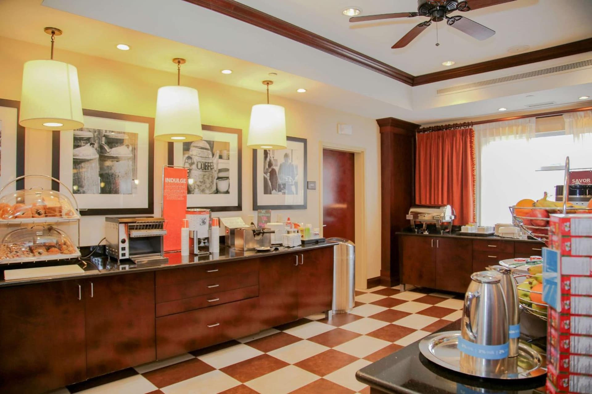 Hampton Inn Matamoras interior in Matamoras, PA — gallery photo 2