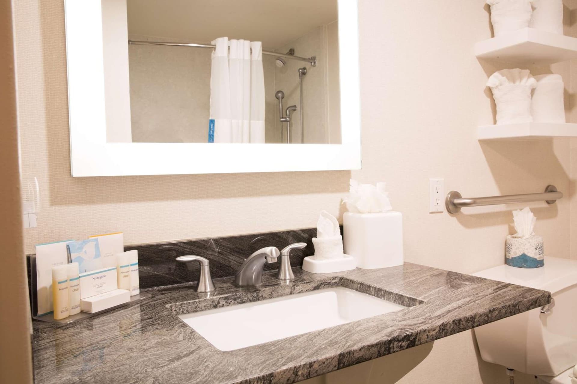 Hampton Inn & Suites Seattle-Downtown interior in Seattle, WA — gallery photo 2