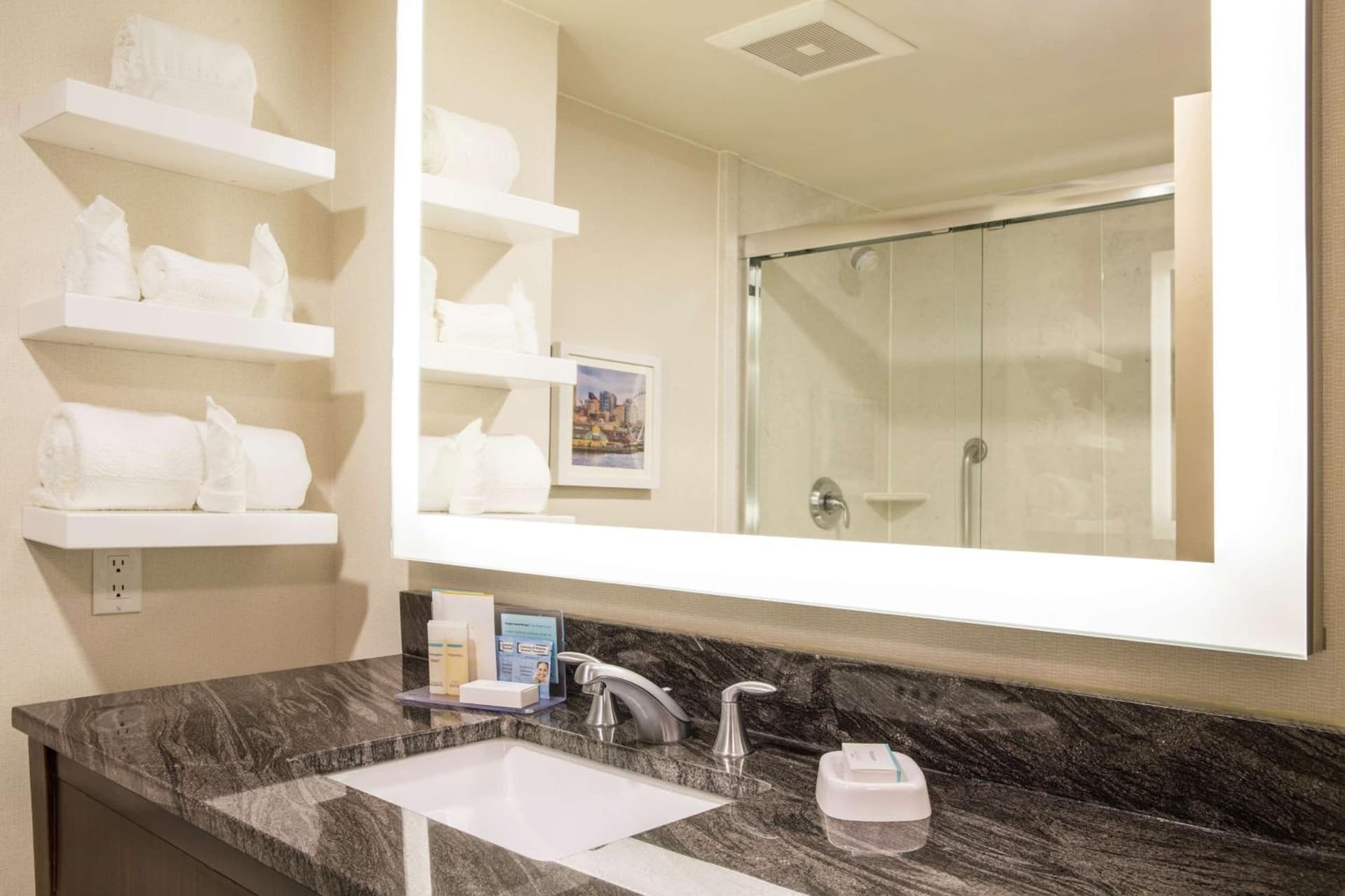 Hampton Inn & Suites Seattle-Downtown gallery photo in Seattle, WA — image 42