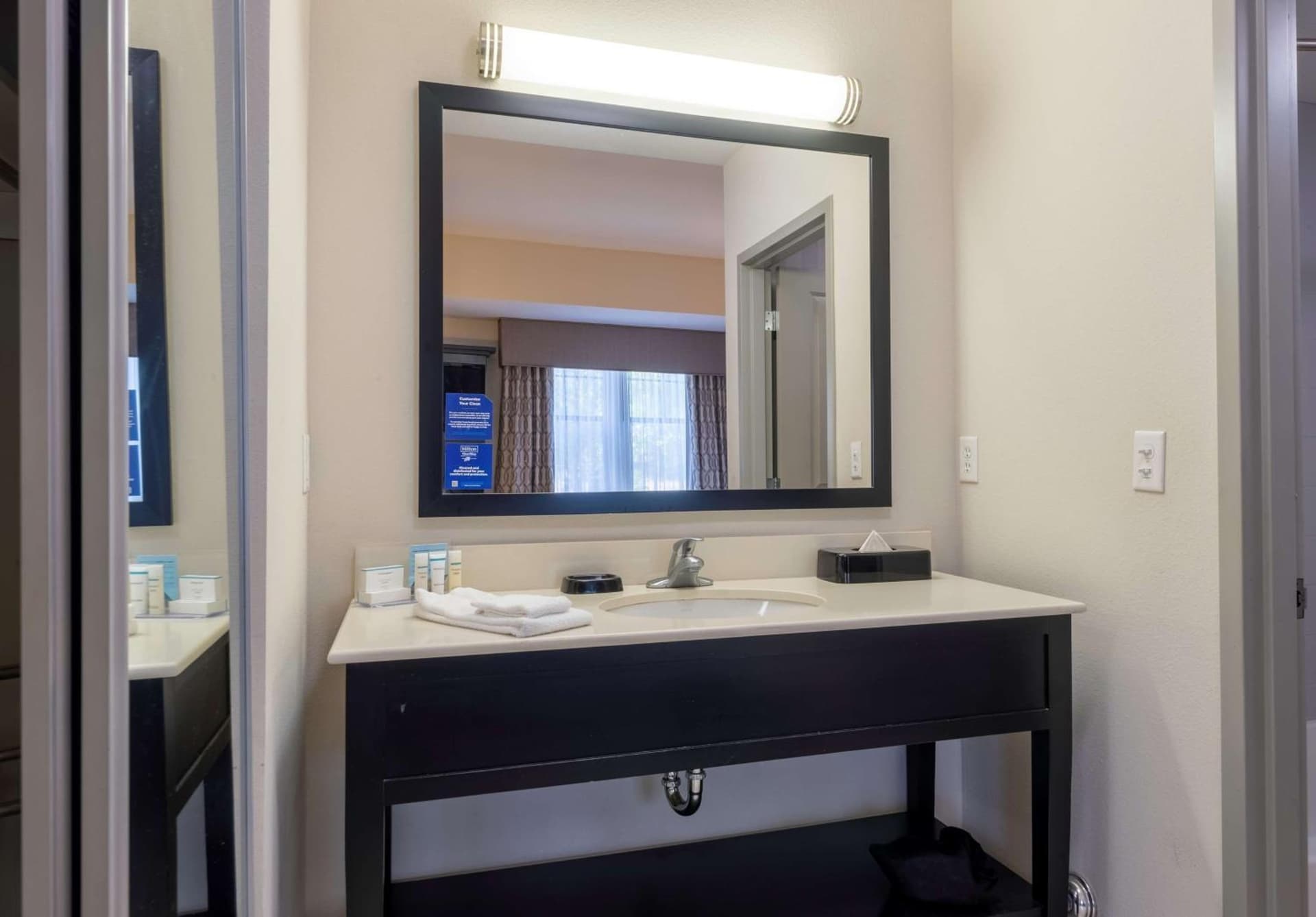 Hampton Inn & Suites DuPont interior in DuPont, WA — gallery photo 2