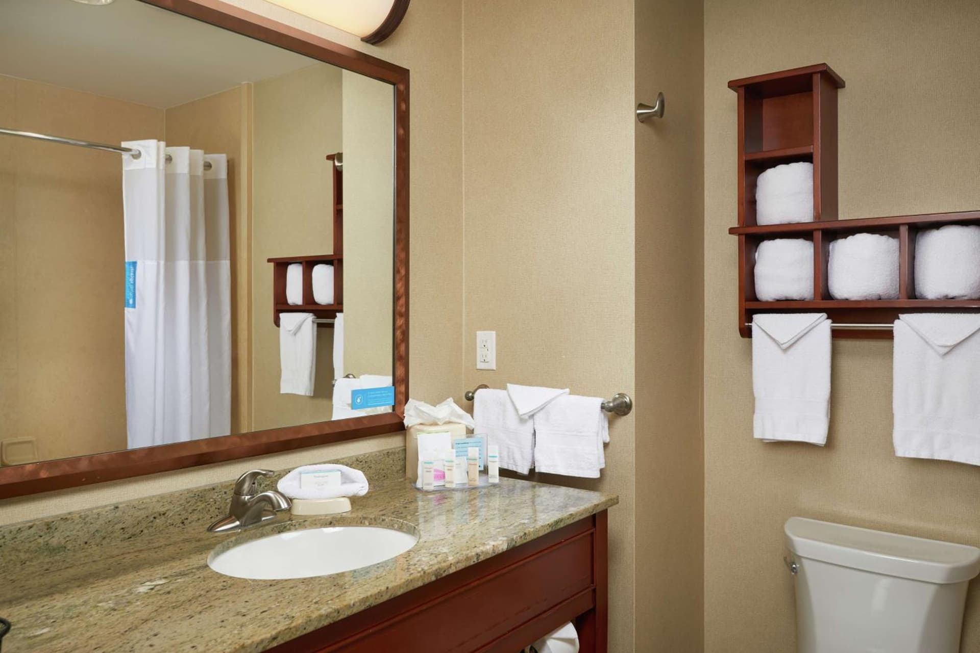 Hampton Inn and Suites Salem interior in Salem, OR — gallery photo 2